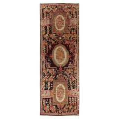Eleganter Savonnerie-Design Antiker Karabagh Gallery-Teppich