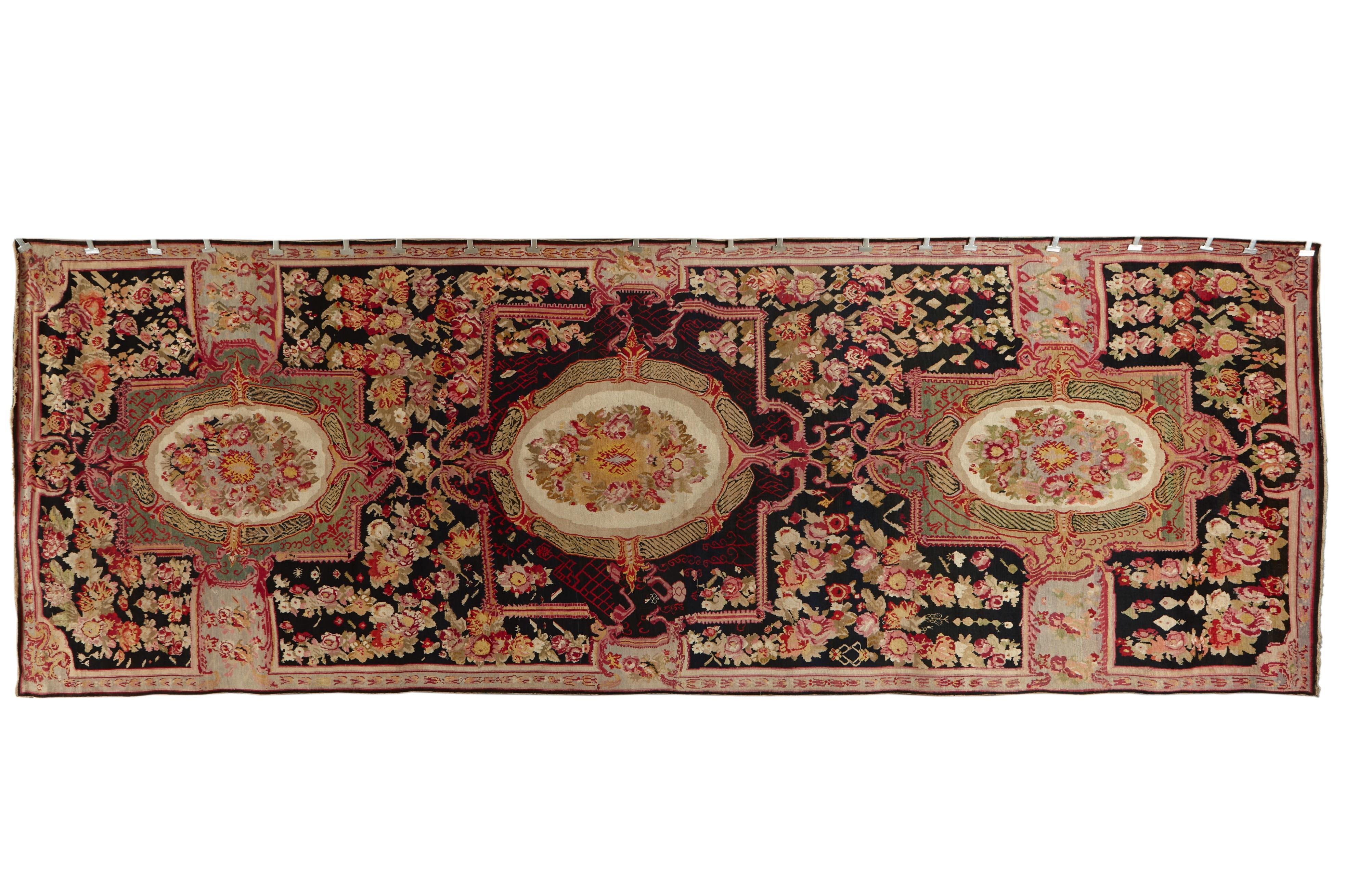 Eleganter Savonnerie-Design Antiker Karabagh Gallery-Teppich (Handgeknüpft) im Angebot