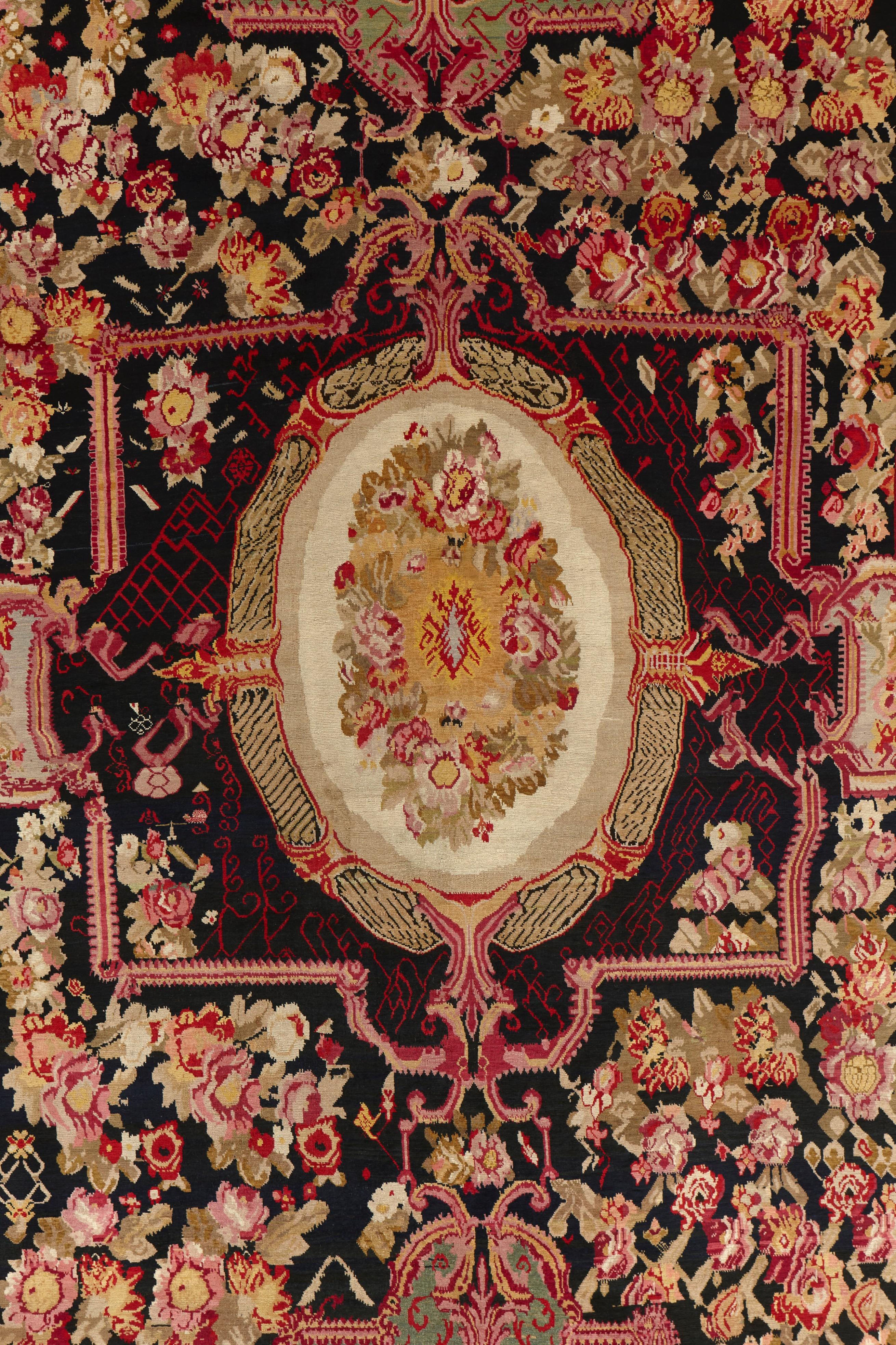 Eleganter Savonnerie-Design Antiker Karabagh Gallery-Teppich im Zustand „Hervorragend“ im Angebot in Beirut, LB