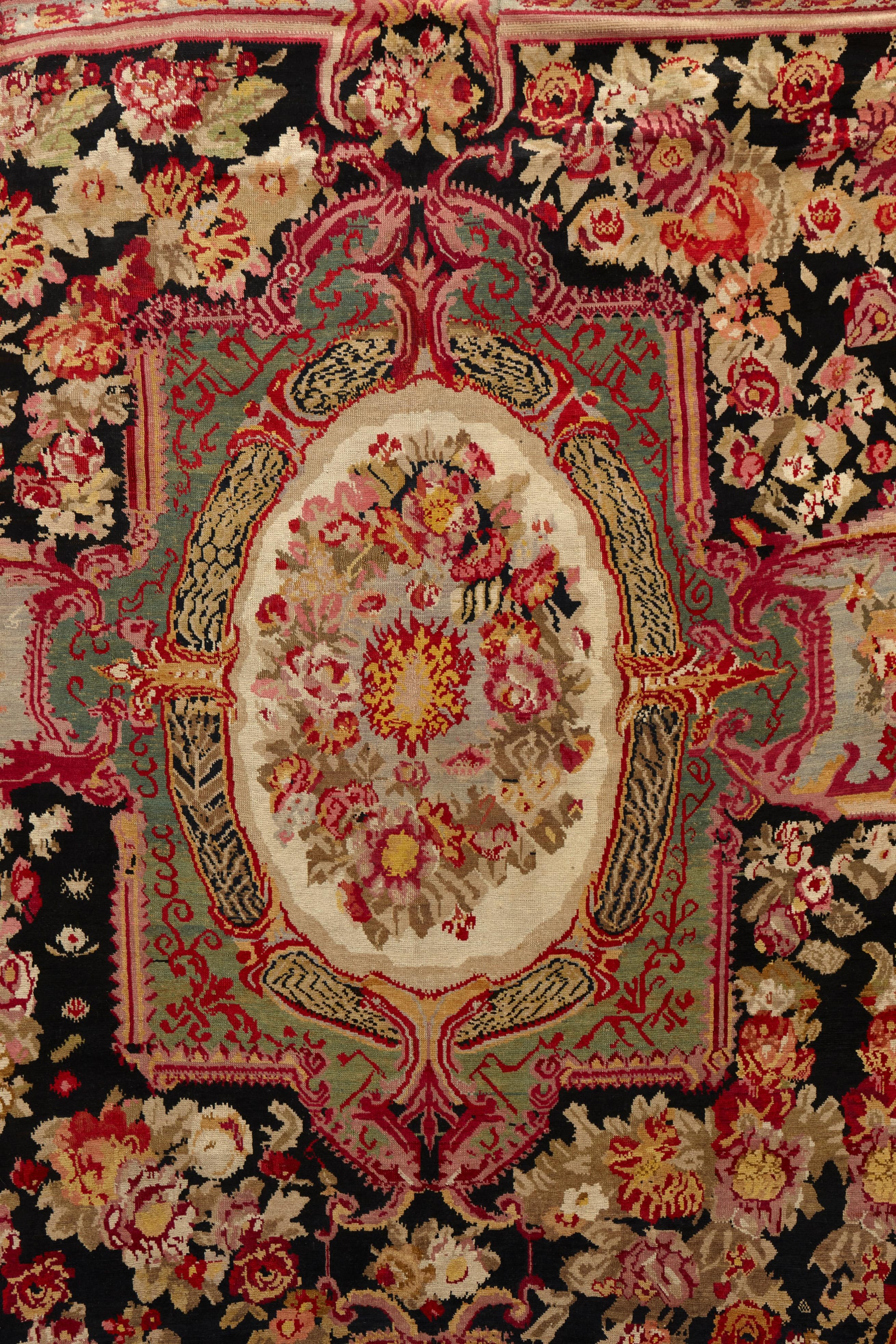 Eleganter Savonnerie-Design Antiker Karabagh Gallery-Teppich (Armenisch) im Angebot