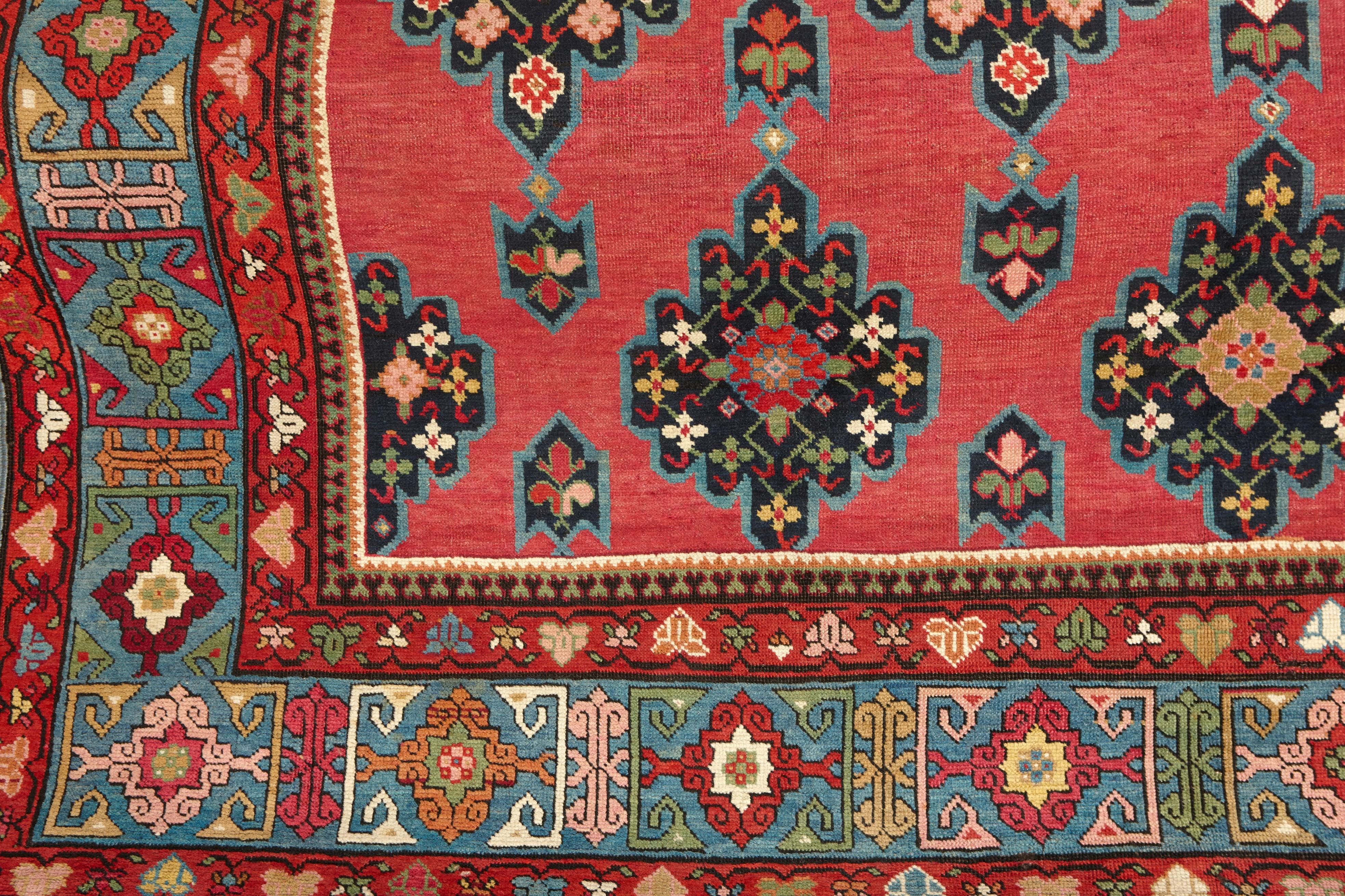 Annodato a mano Tappeto antico di Karabagh Gallery (a) Gallery in vendita