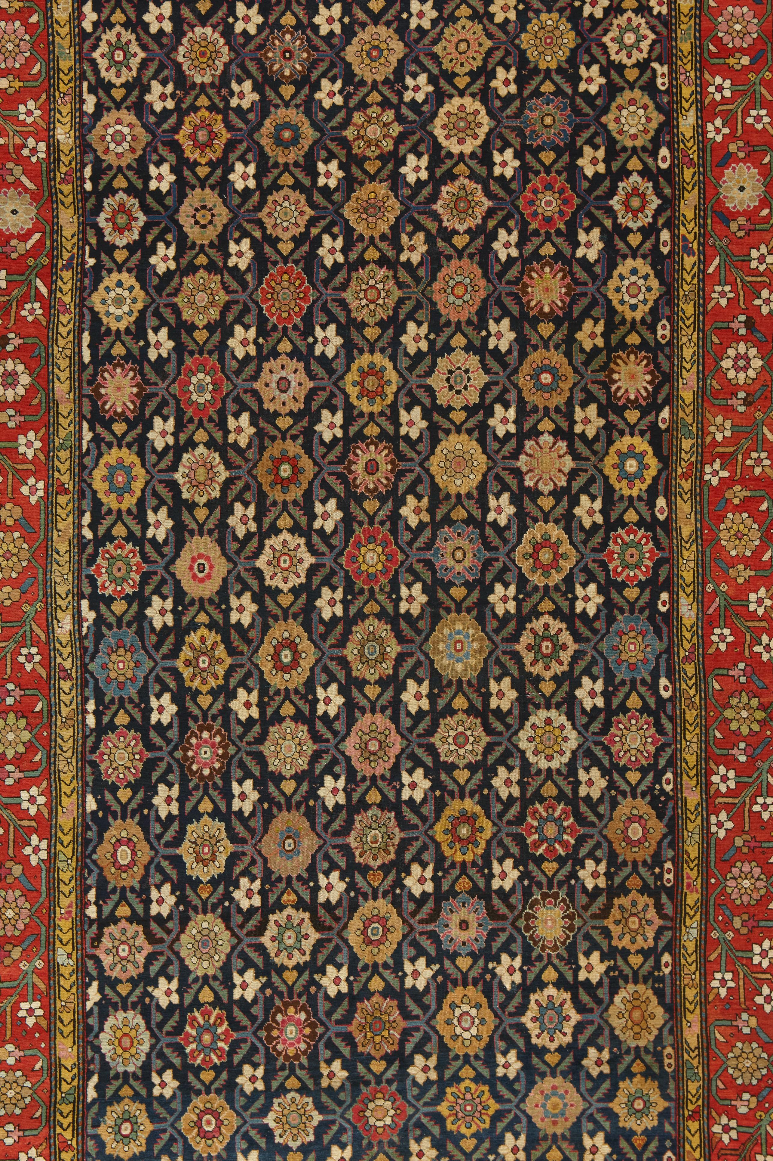 Mächtiger antiker Karabagh Gallery-Teppich (Handgeknüpft) im Angebot