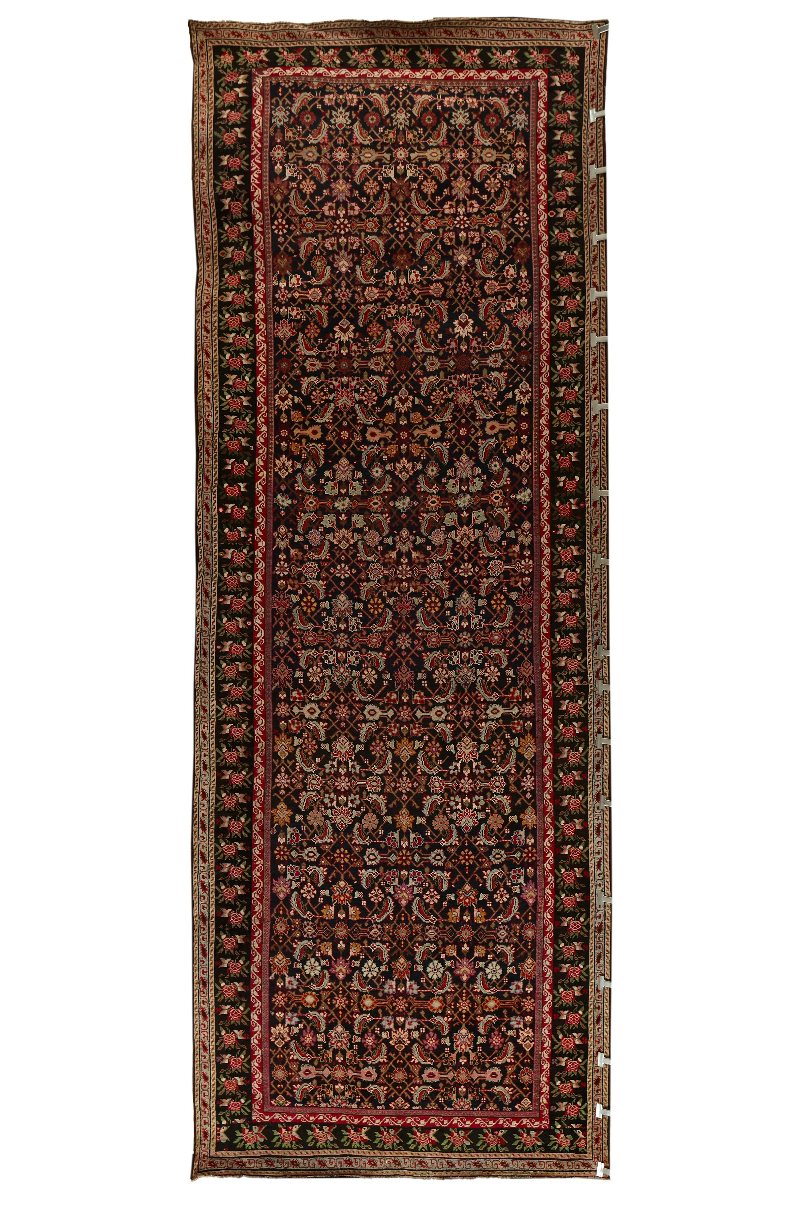 Klassischer antiker Karabagh Gallery-Teppich (Armenisch) im Angebot