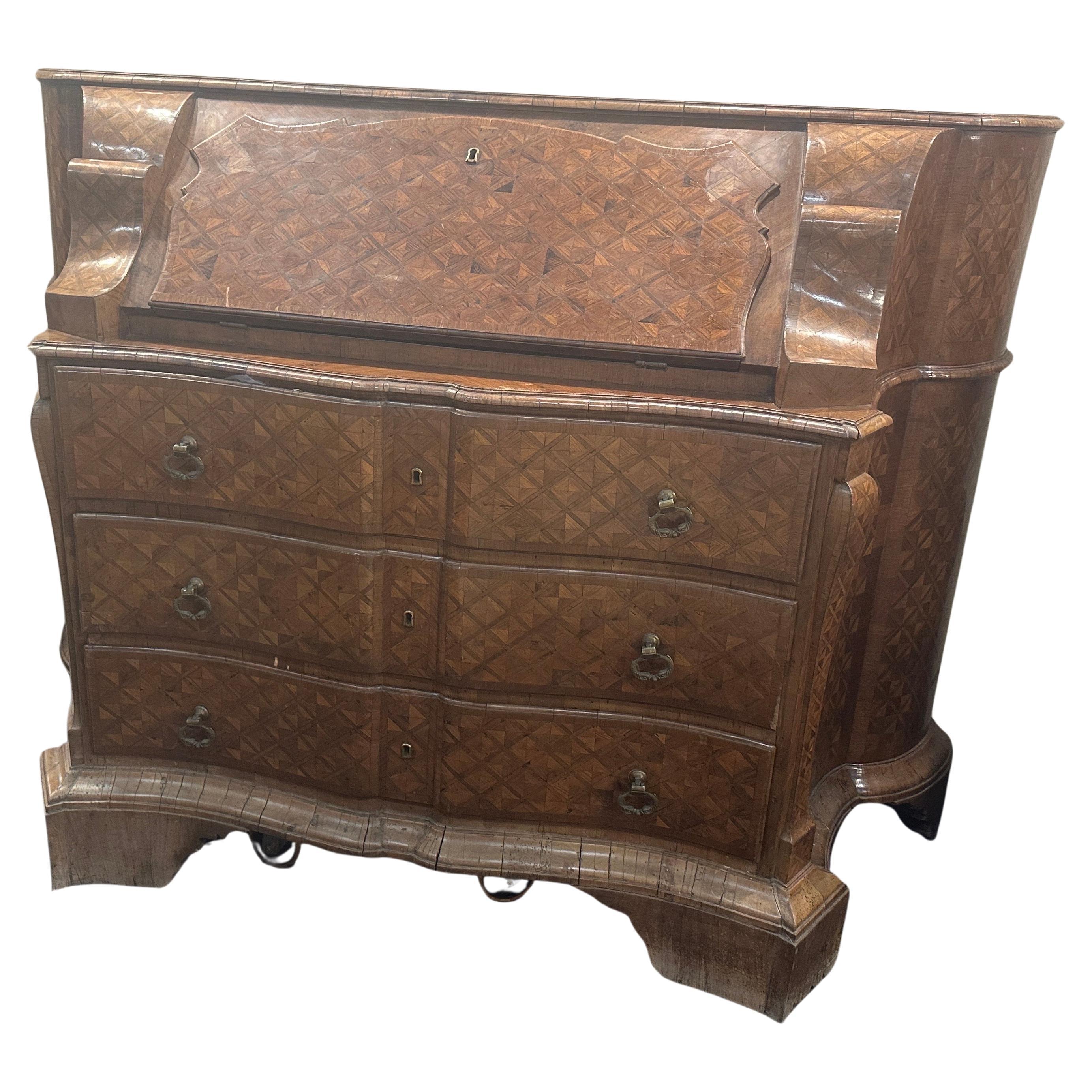 Ein Louis XV Klappe Kommode mit Schubladen und Geheimnisse handgeschnitzt und Intarsien Holz im zweiten Teil des 18. Jahrhunderts in Rom. Die Möbel sind im Originalzustand mit Gebrauchs- und Altersspuren, unsere Arbeitsphilosophie ist es nicht,