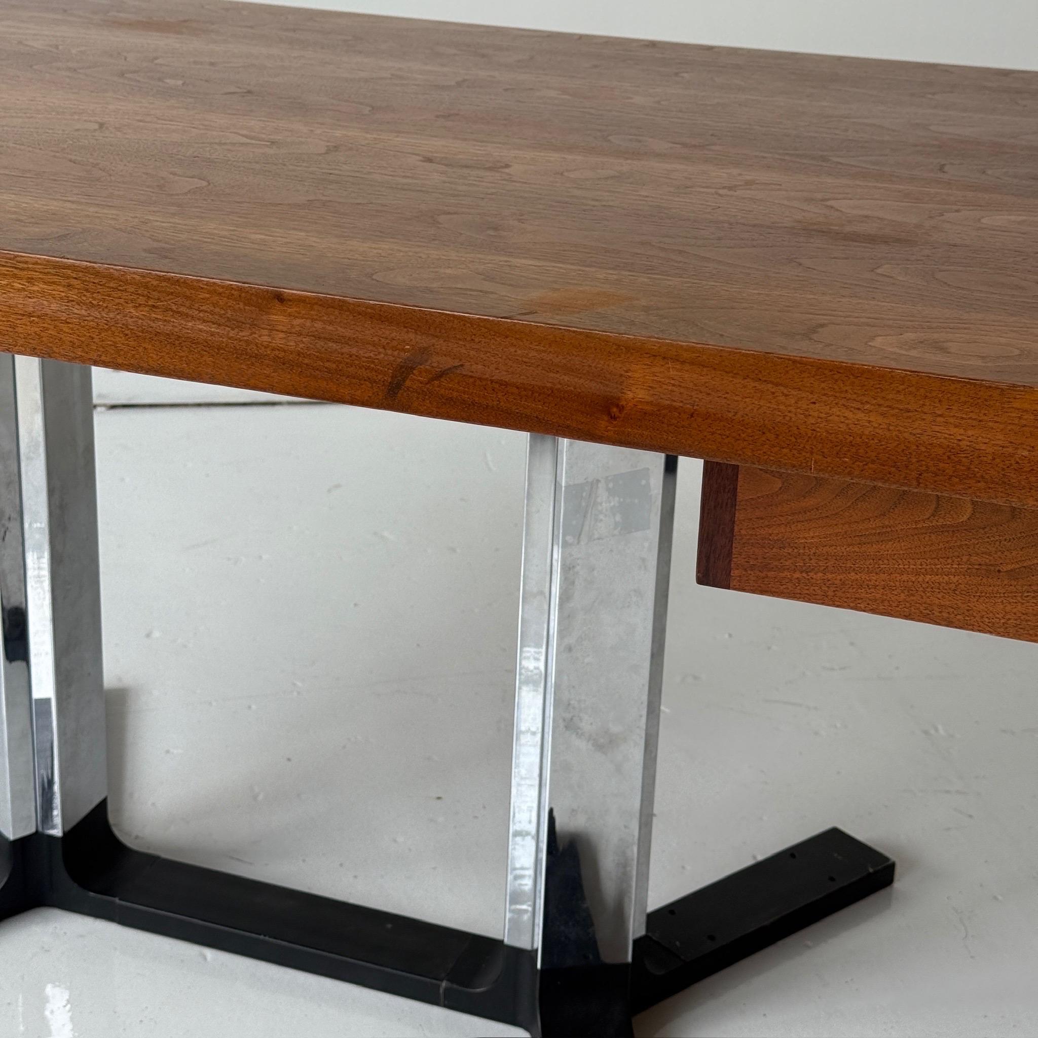 Mid-Century Modern Bureau de direction Monumental Walnut/Chrome en vente