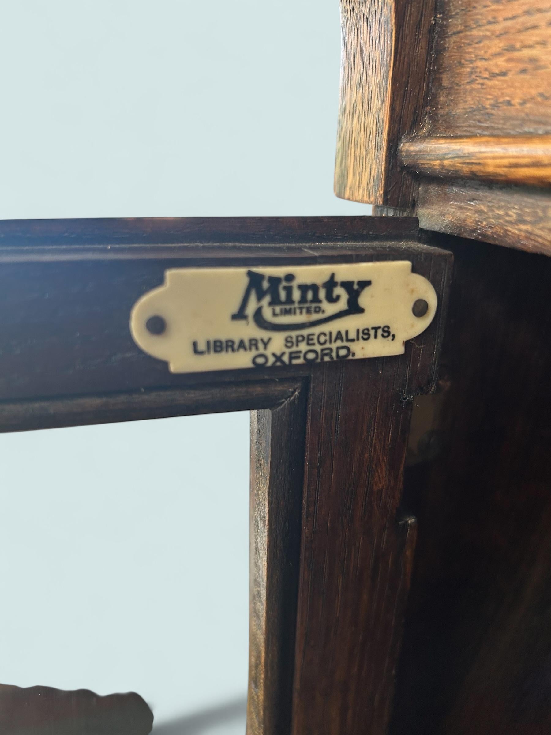 Ottone Minty of Oxford Libreria sezionale modulare in rovere smaltato del 1920 circa in vendita