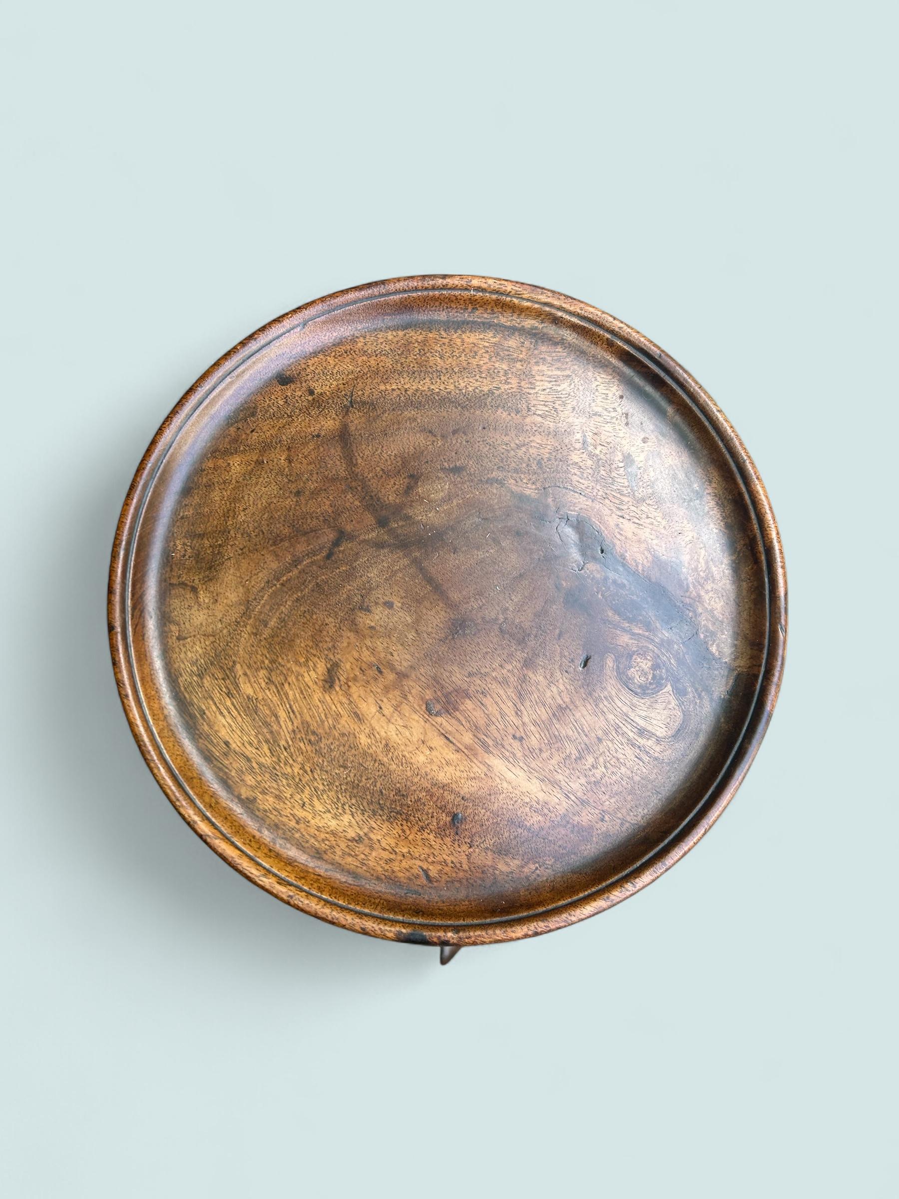 An attractive English Georgian mahogany kettle stand/wine table circa 1760 of diminutive size with exceptional colour and patina. The table has a good weight to it, the circular dish top is a light honey colour, resting on a finely turned column,