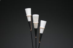 Lampadaire en métal noir, laiton et verre opalin, signé Maison Lunel, France, 1950