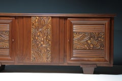 Buffet orné de motifs floraux sculptés, signé Caligaris, France, années 1950