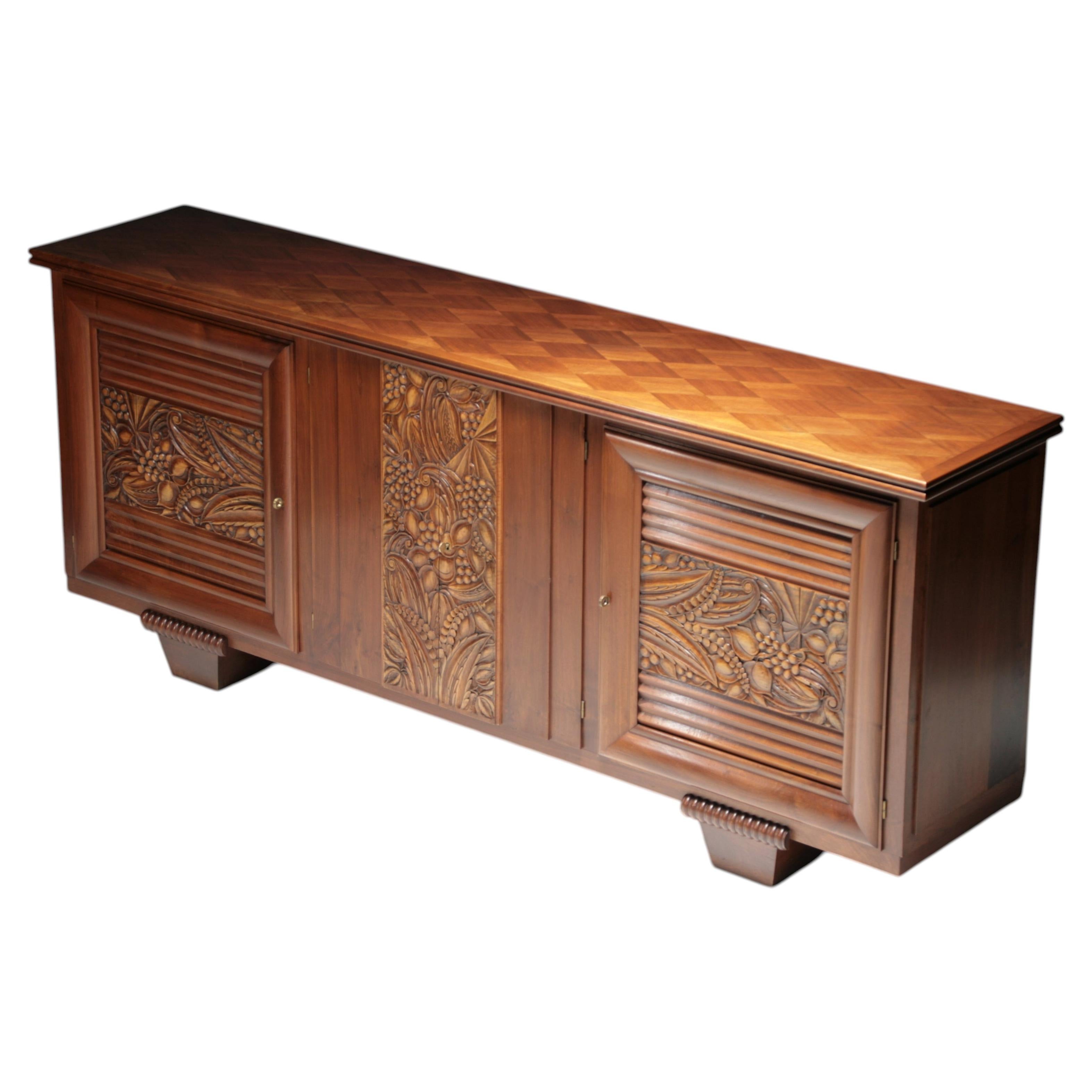 Buffet orné de motifs floraux sculptés, signé Caligaris, France, années 1950 en vente