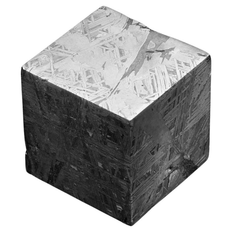 Cette pièce présente la beauté de la météorite Muonionalusta sous la forme d'un cube. Il est extrêmement rare de trouver un cube de météorite de plus d'un pouce et cette pièce mesure 2 pouces cubes. Il pèse près d'un kilo !!! Muonionalusta est une