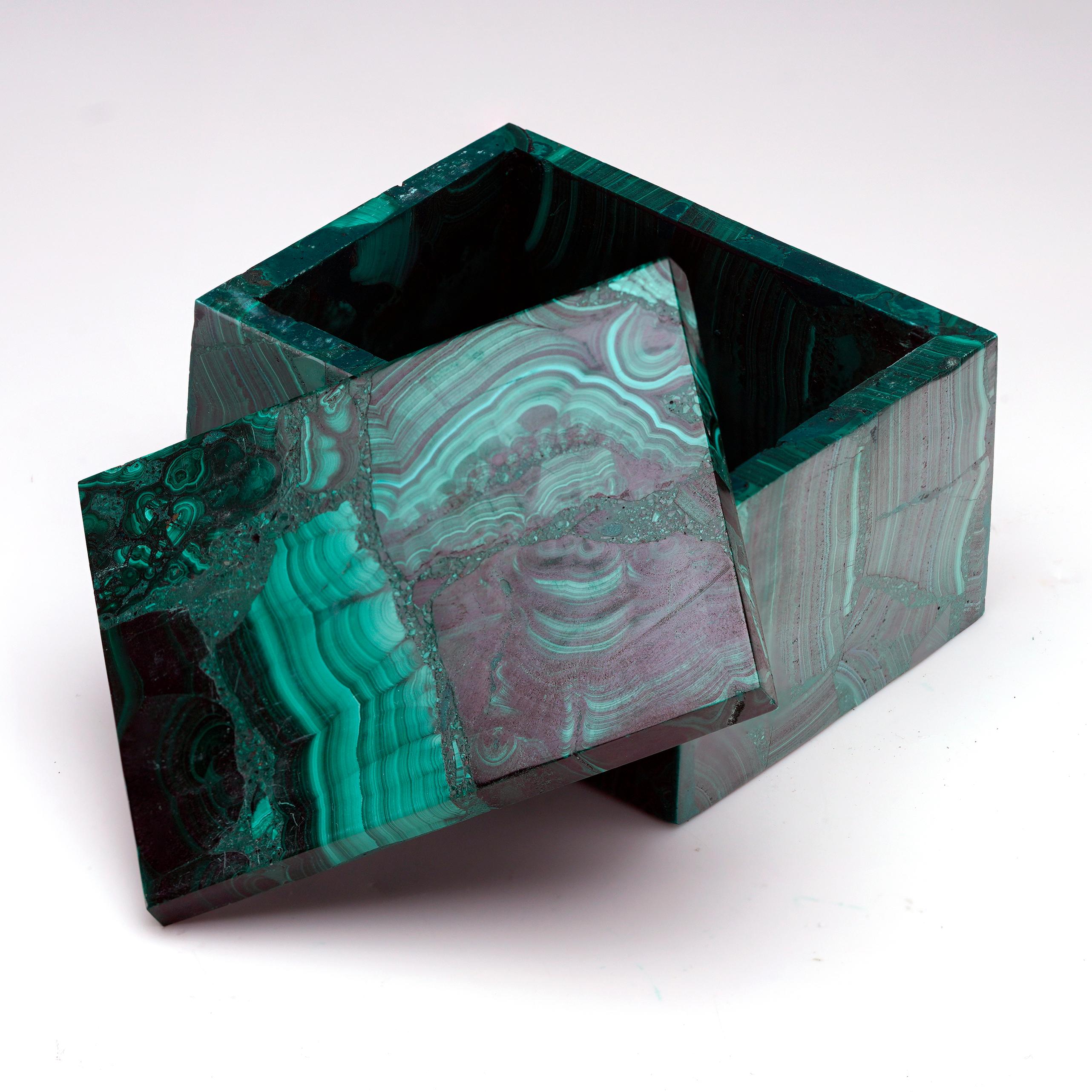 Boîte à bijoux en malachite sculptée à la main Neuf - En vente à New York, NY
