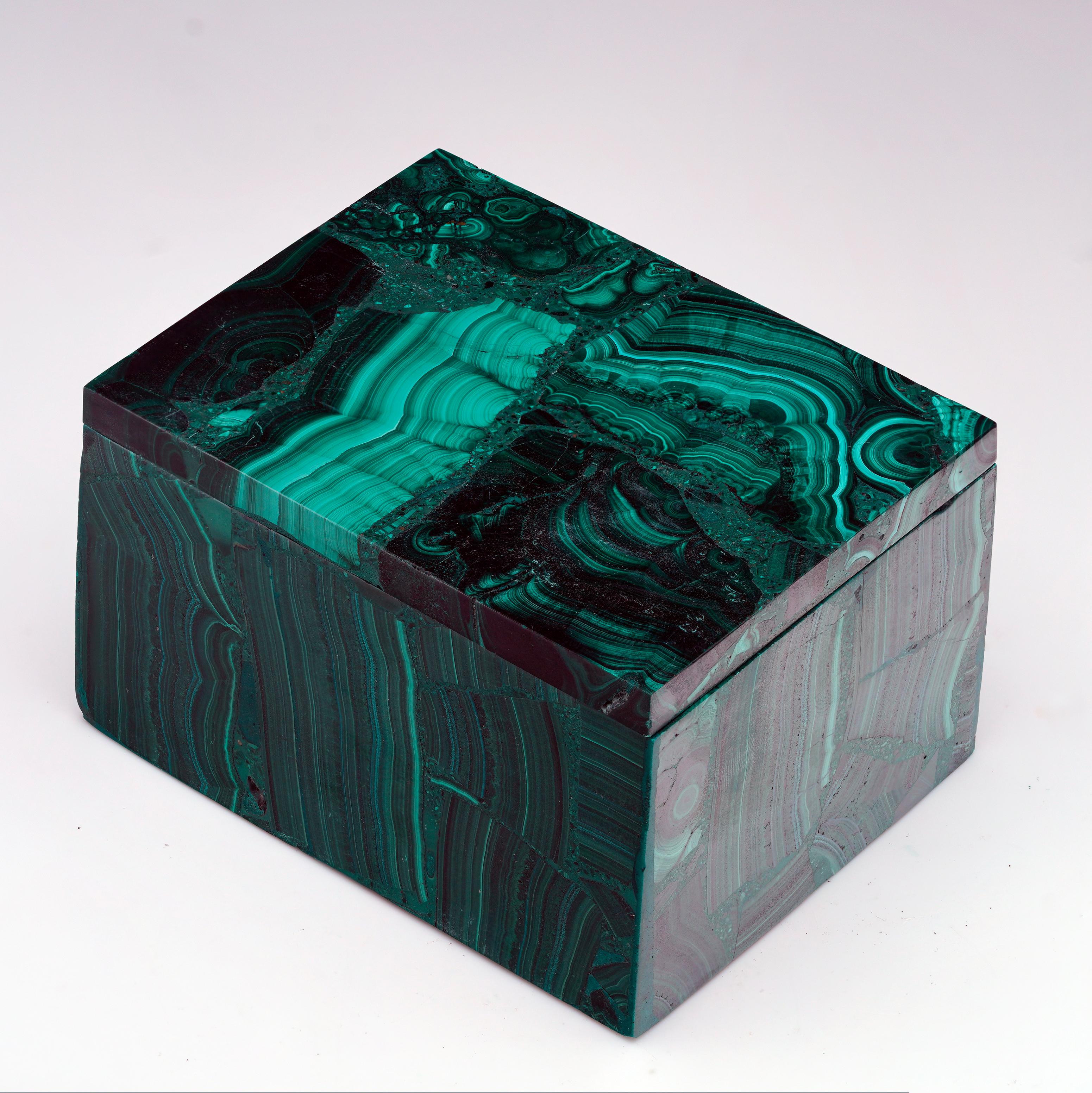 Fabriquée à partir de malachite naturelle solide, chacune de ces boîtes à bibelots sculptées à la main est une œuvre d'art singulière présentant les bandes vertes tourbillonnantes caractéristiques de la pierre, des taches contrastées et un lustre