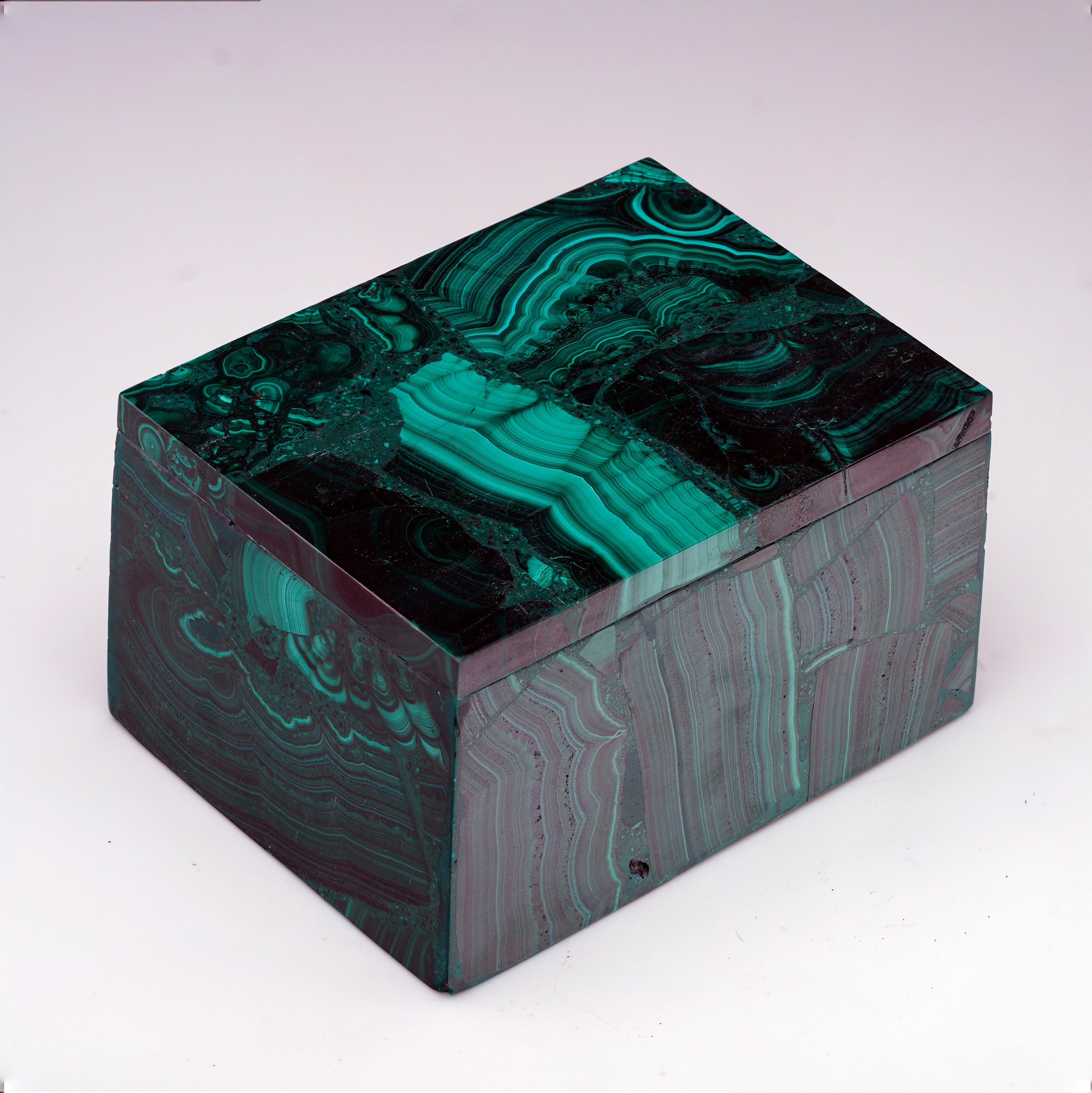 Congolais Boîte à bijoux en malachite sculptée à la main en vente
