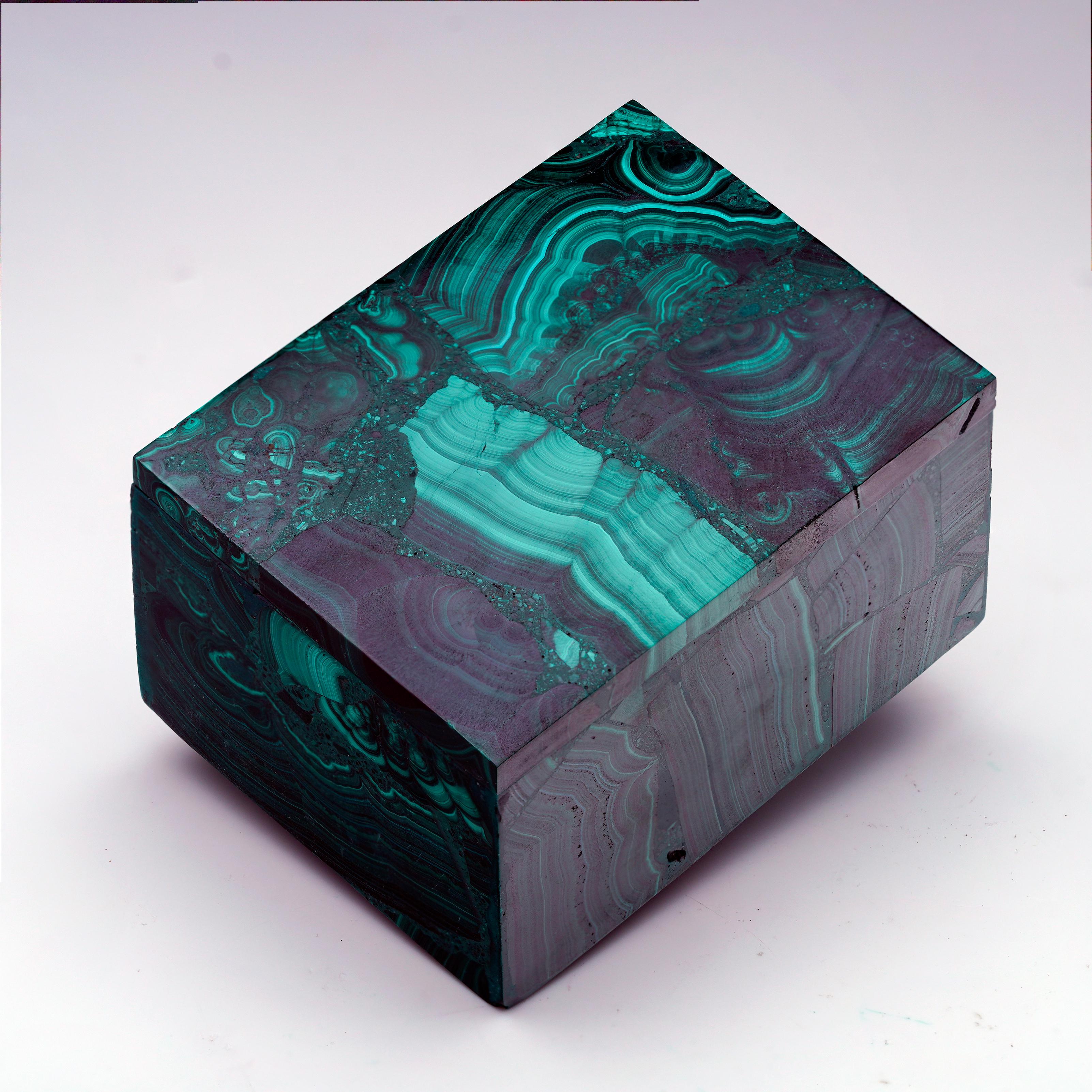 Sculpté à la main Boîte à bijoux en malachite sculptée à la main en vente
