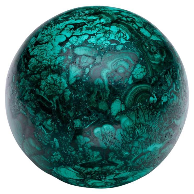 Sfera di malachite solida lucidata a mano // 2,88 Lb. in vendita