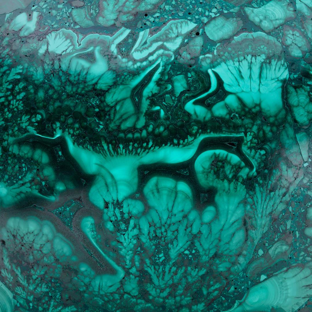 Realizzata in malachite solida e naturale, questa sfera unica, intagliata a mano, è un'opera d'arte singolare che presenta le caratteristiche bande verdi vorticose della pietra, gli occhi a toro in contrasto e la ricca lucentezza naturale -