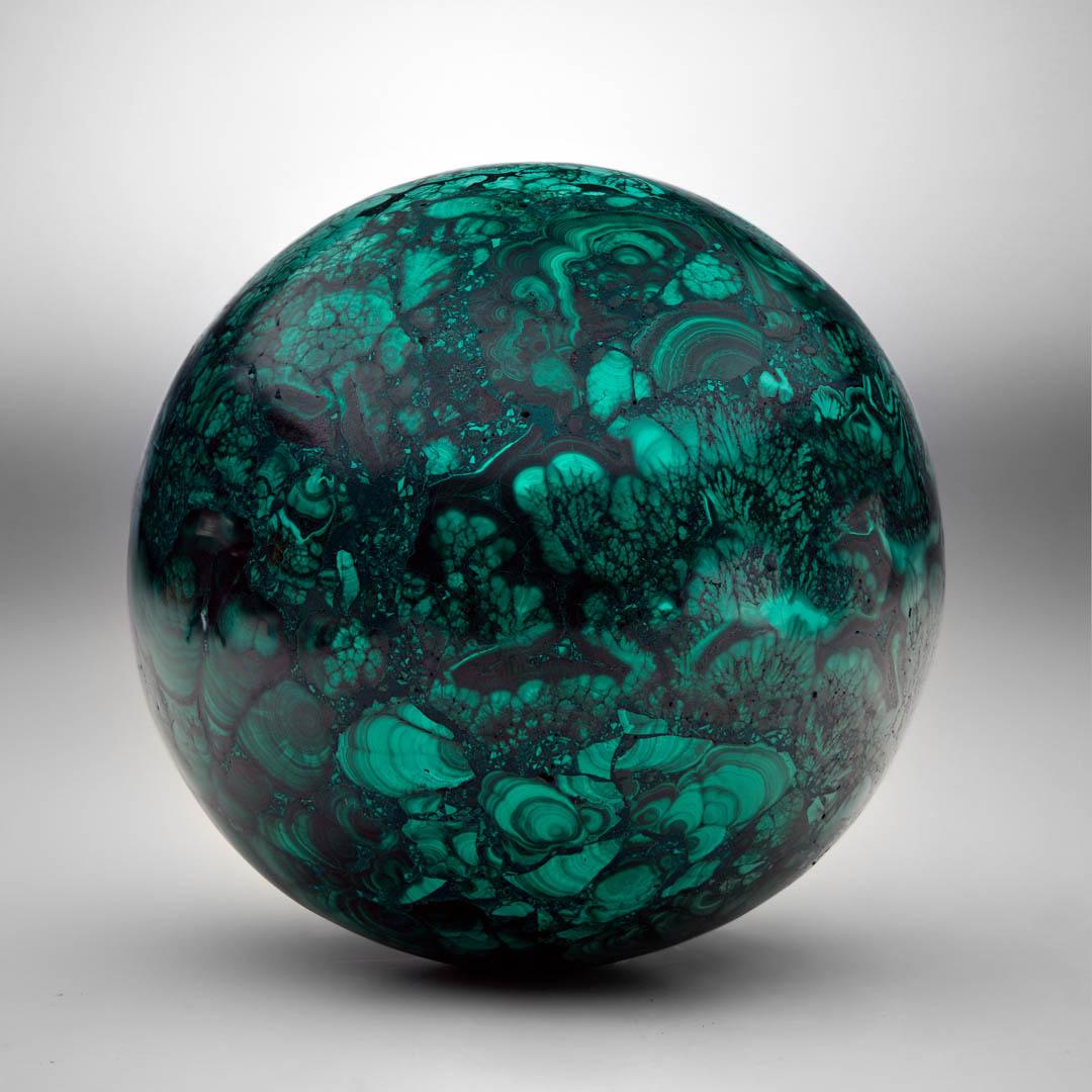 Congolese Sfera di malachite solida lucidata a mano // 2,88 Lb. in vendita