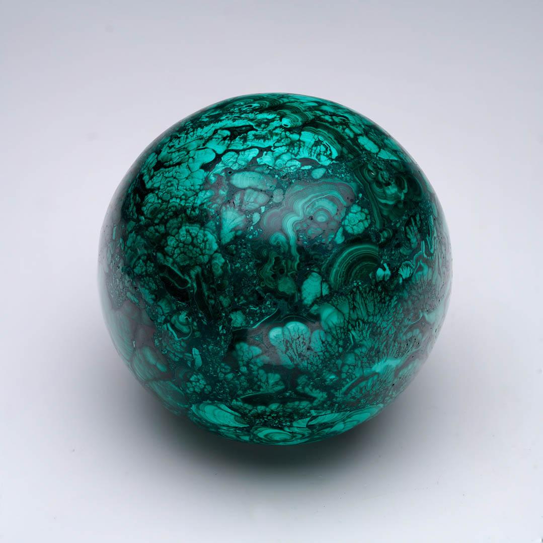 Sfera di malachite solida lucidata a mano // 2,88 Lb. In condizioni Nuovo in vendita a New York, NY