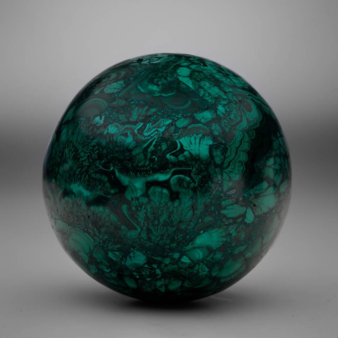 Intagliato a mano Sfera di malachite solida lucidata a mano // 2,88 Lb. in vendita
