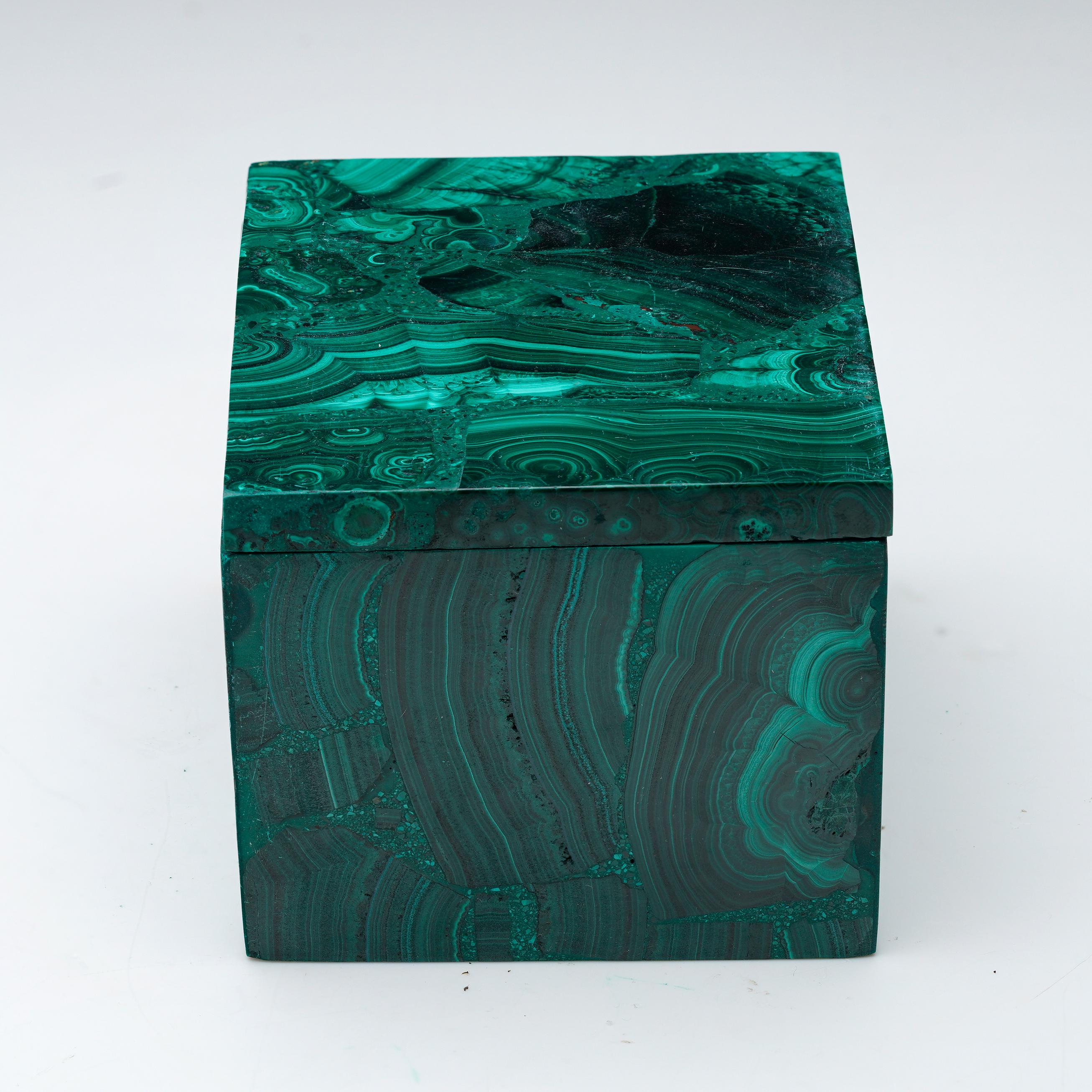 Sculpté à la main Boîte décorative en malachite sculptée à la main II en vente