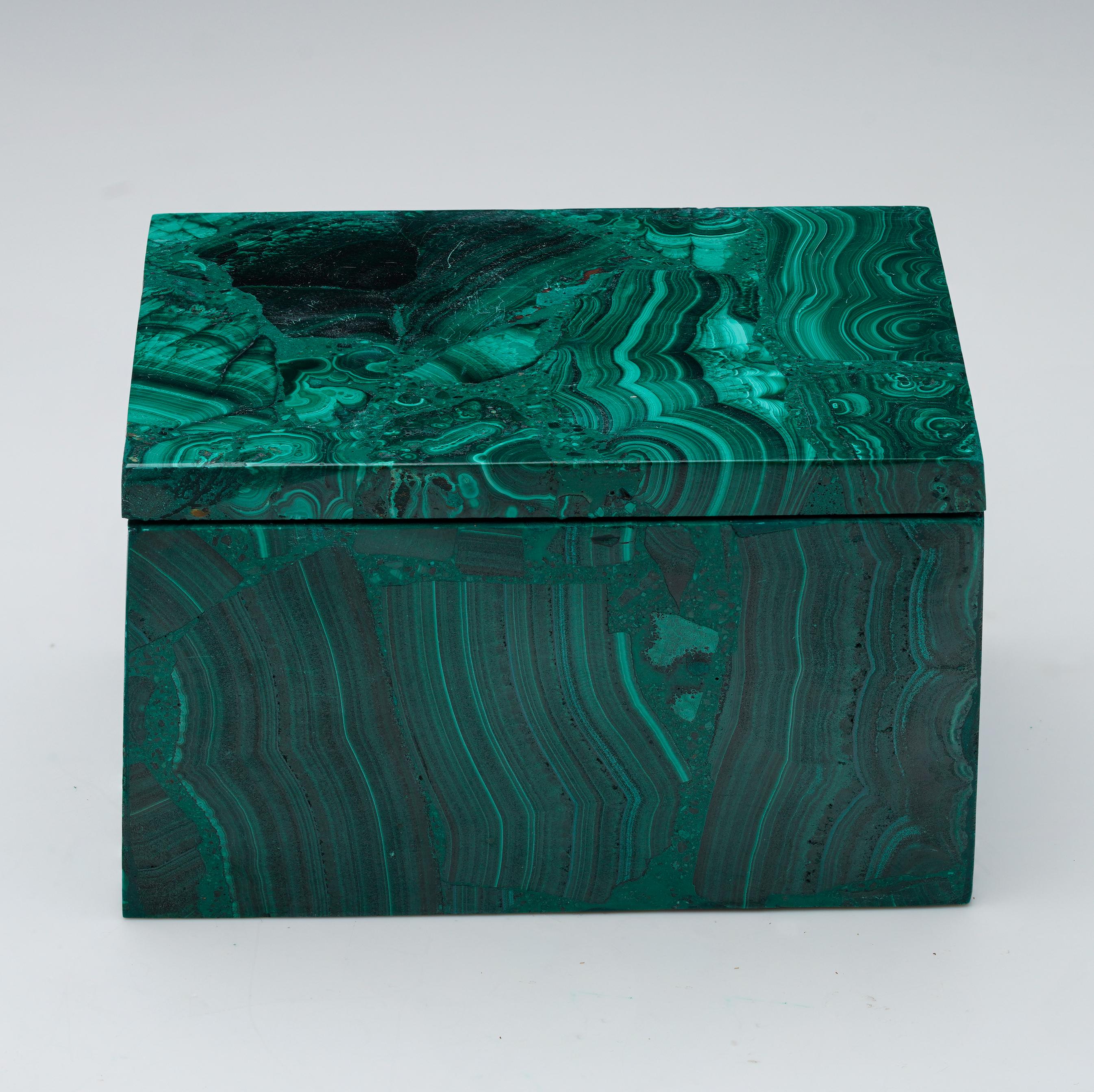 Congolais Boîte décorative en malachite sculptée à la main II en vente