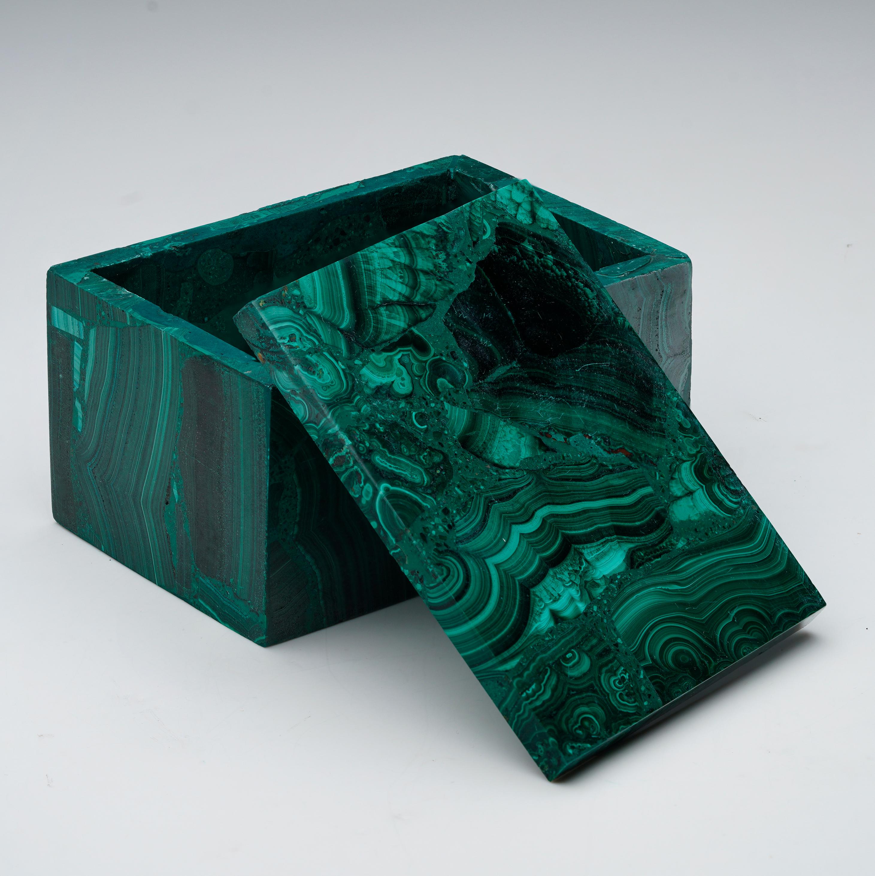 XXIe siècle et contemporain Boîte décorative en malachite sculptée à la main II en vente