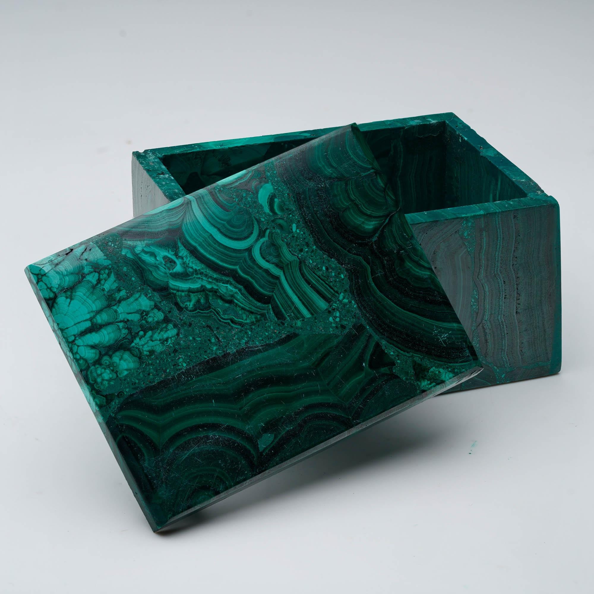 XXIe siècle et contemporain Boîte décorative en malachite sculptée à la main III en vente