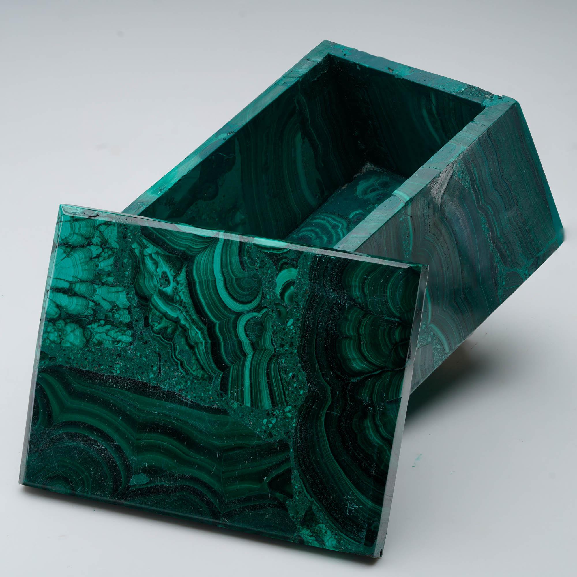 Congolais Boîte décorative en malachite sculptée à la main III en vente