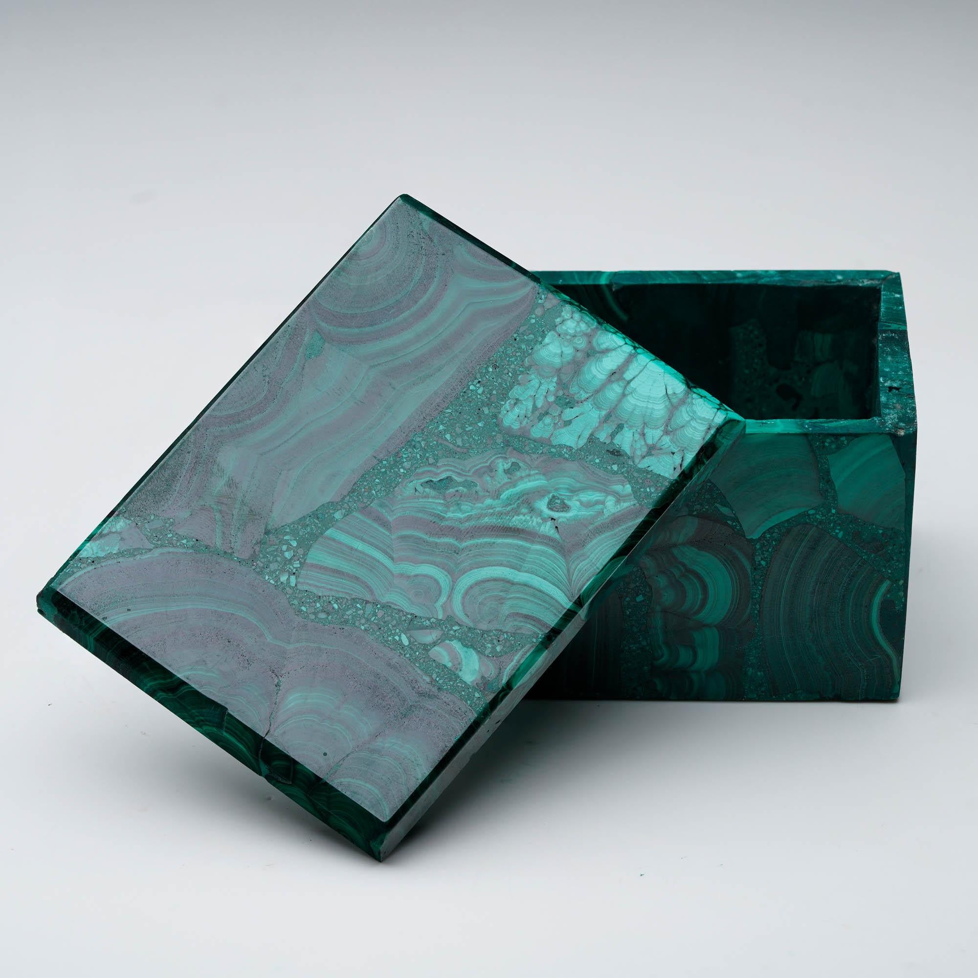 Sculpté à la main Boîte décorative en malachite sculptée à la main III en vente