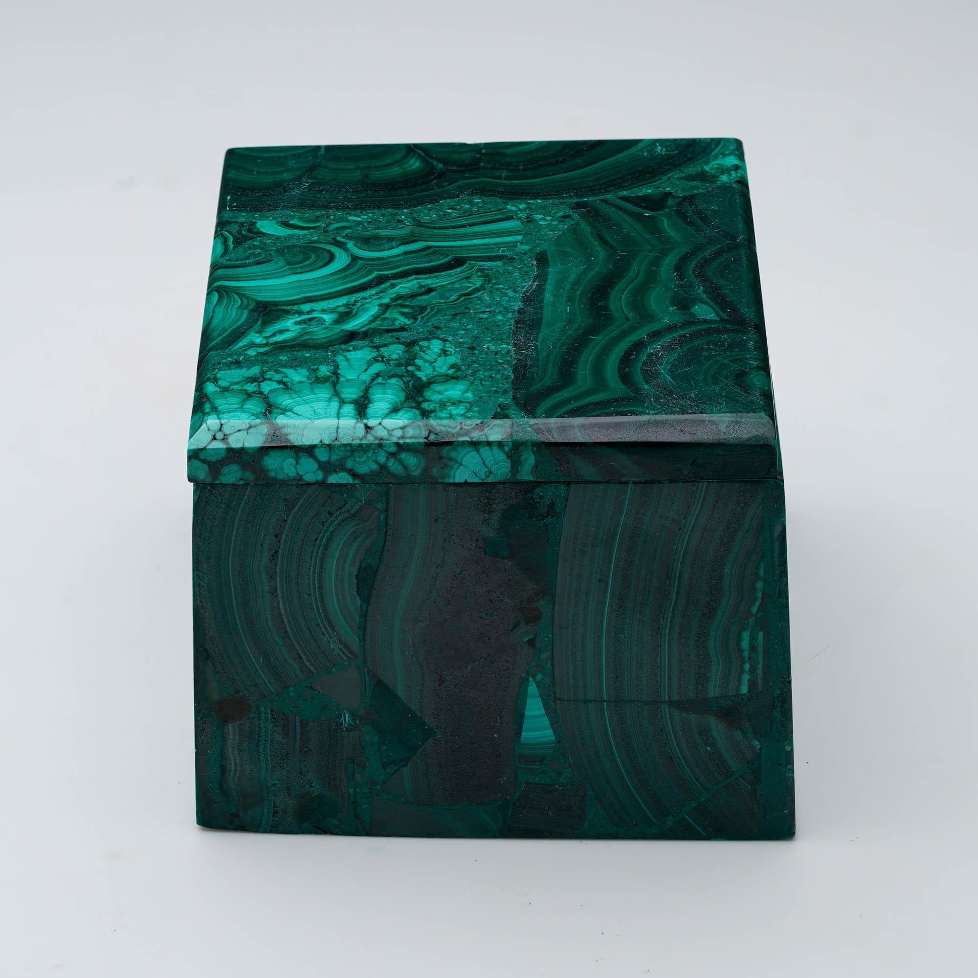 Boîte décorative en malachite sculptée à la main III Neuf - En vente à New York, NY