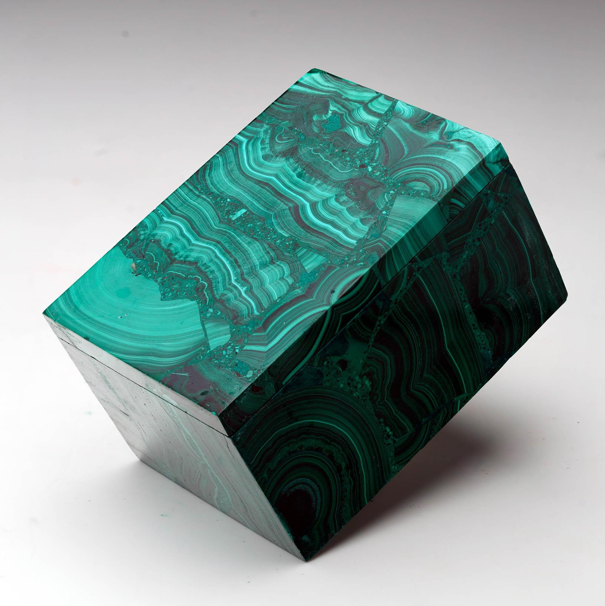 Congolais Boîte décorative en malachite sculptée à la main IV en vente