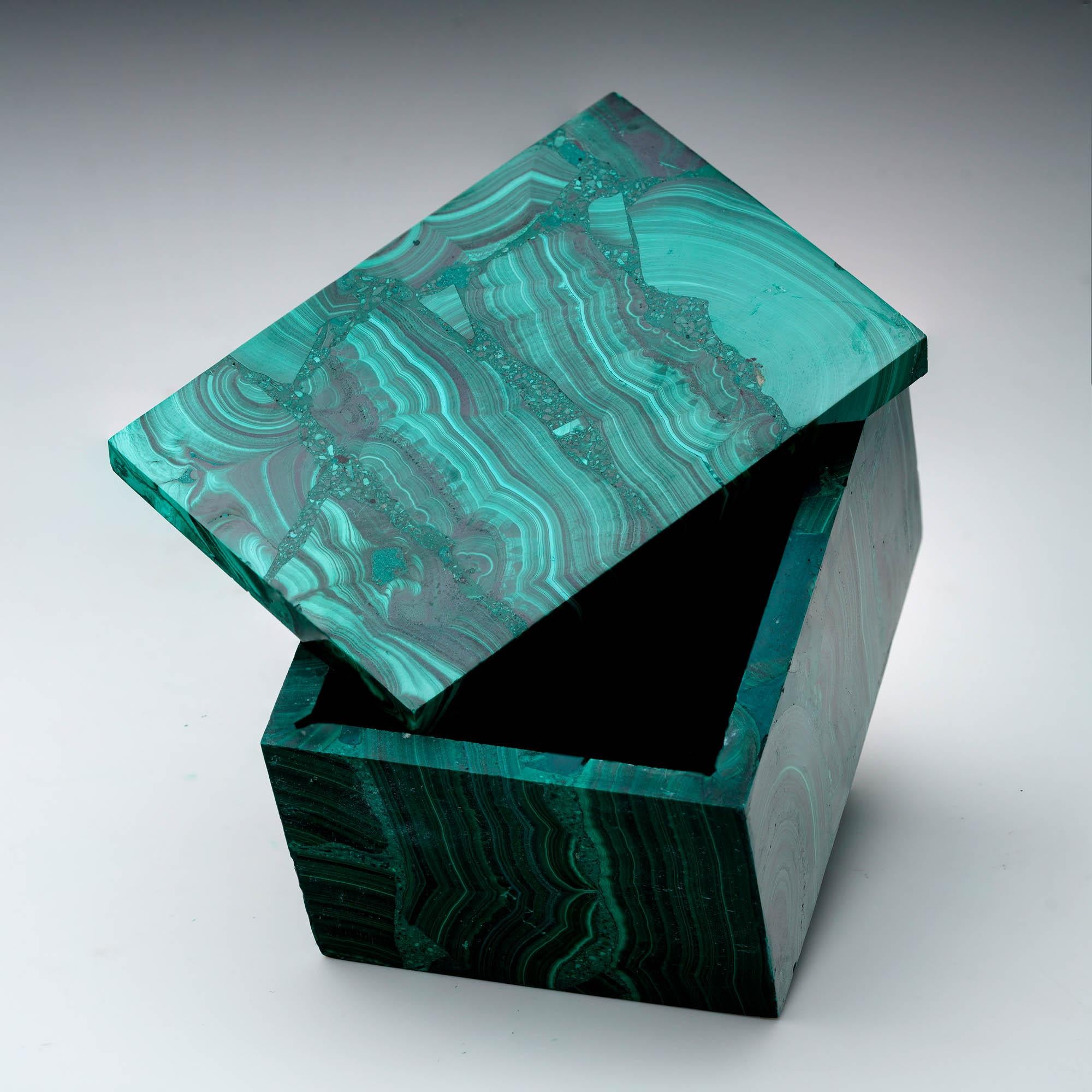 Boîte décorative en malachite sculptée à la main IV Neuf - En vente à New York, NY