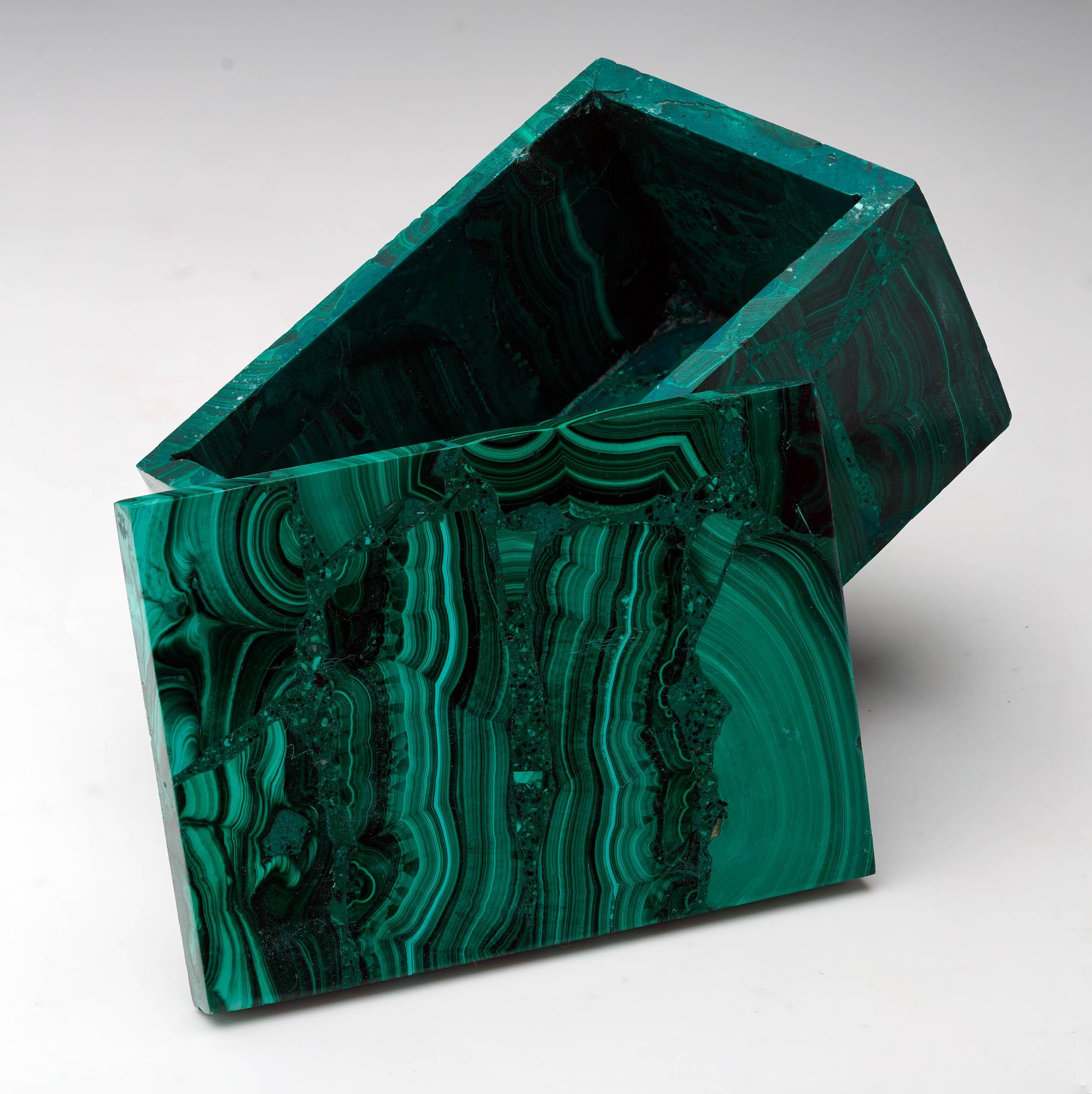 Sculpté à la main Boîte décorative en malachite sculptée à la main IV en vente