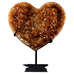 Magnifique grand cœur de citrine d'or sculpté à la main sur un support noir personnalisé