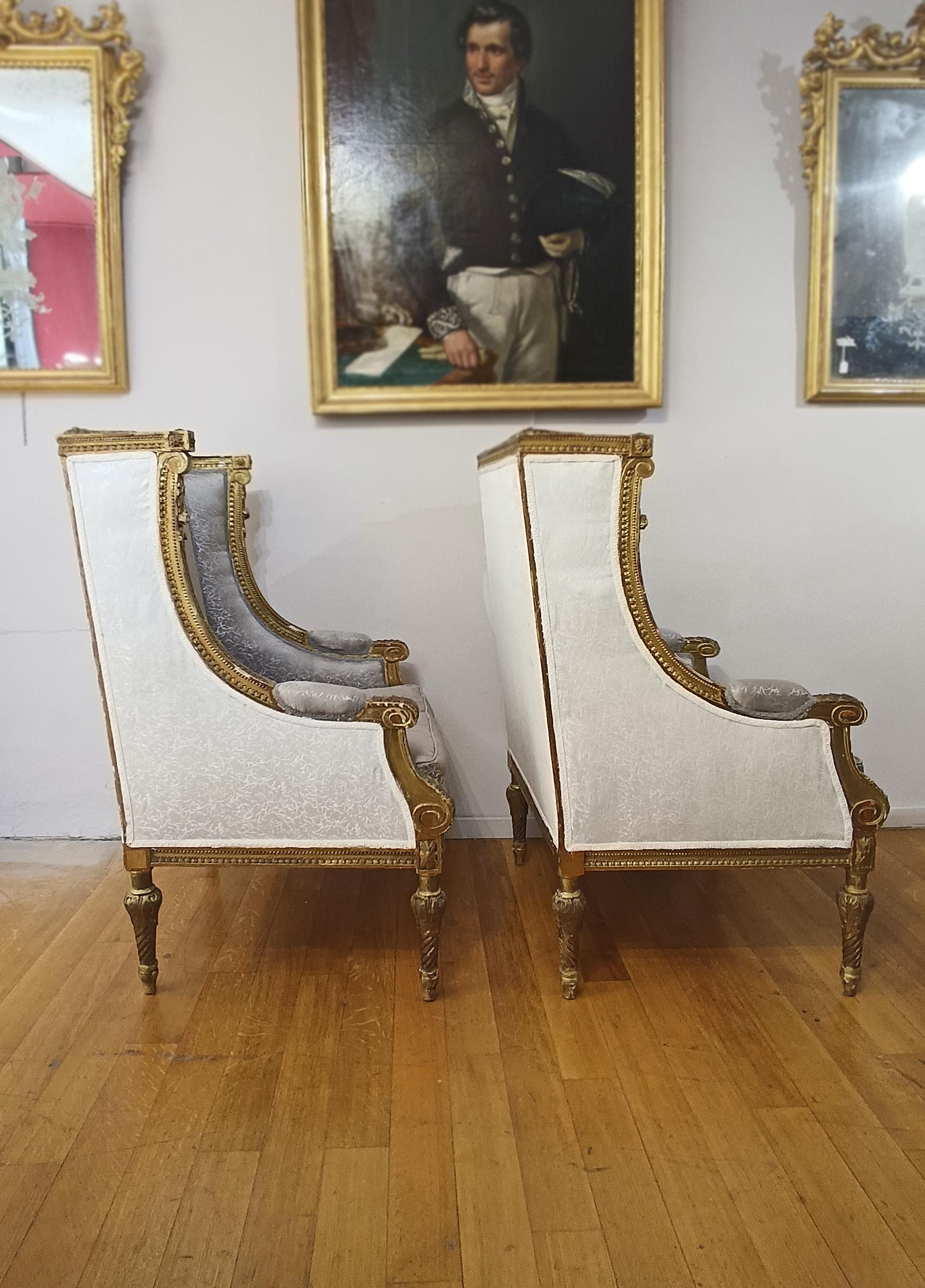 19th CENTURY PAIR OF BERGÈRE ARMCHAIRS (Italian) im Angebot