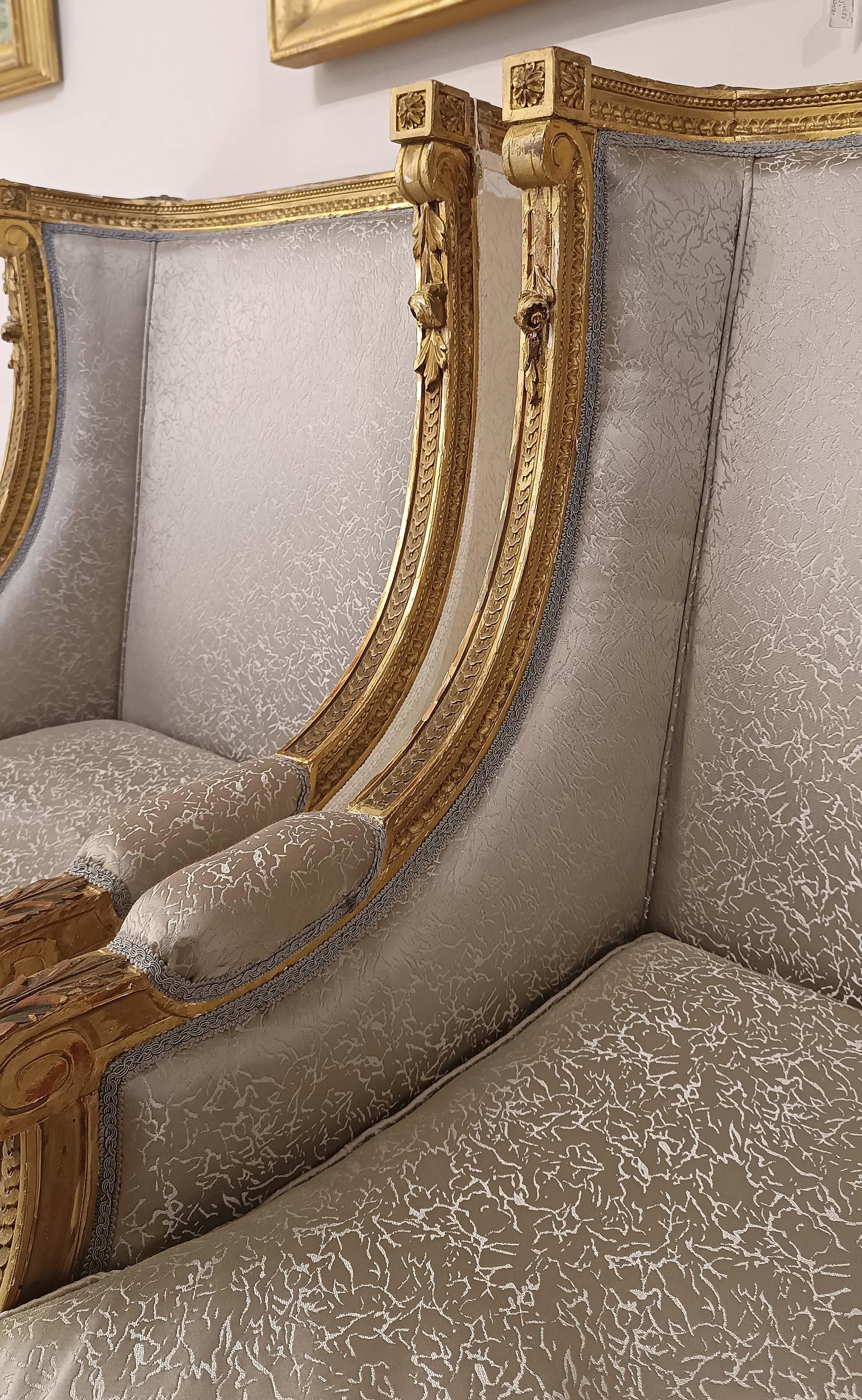 19th CENTURY PAIR OF BERGÈRE ARMCHAIRS (Stoff) im Angebot