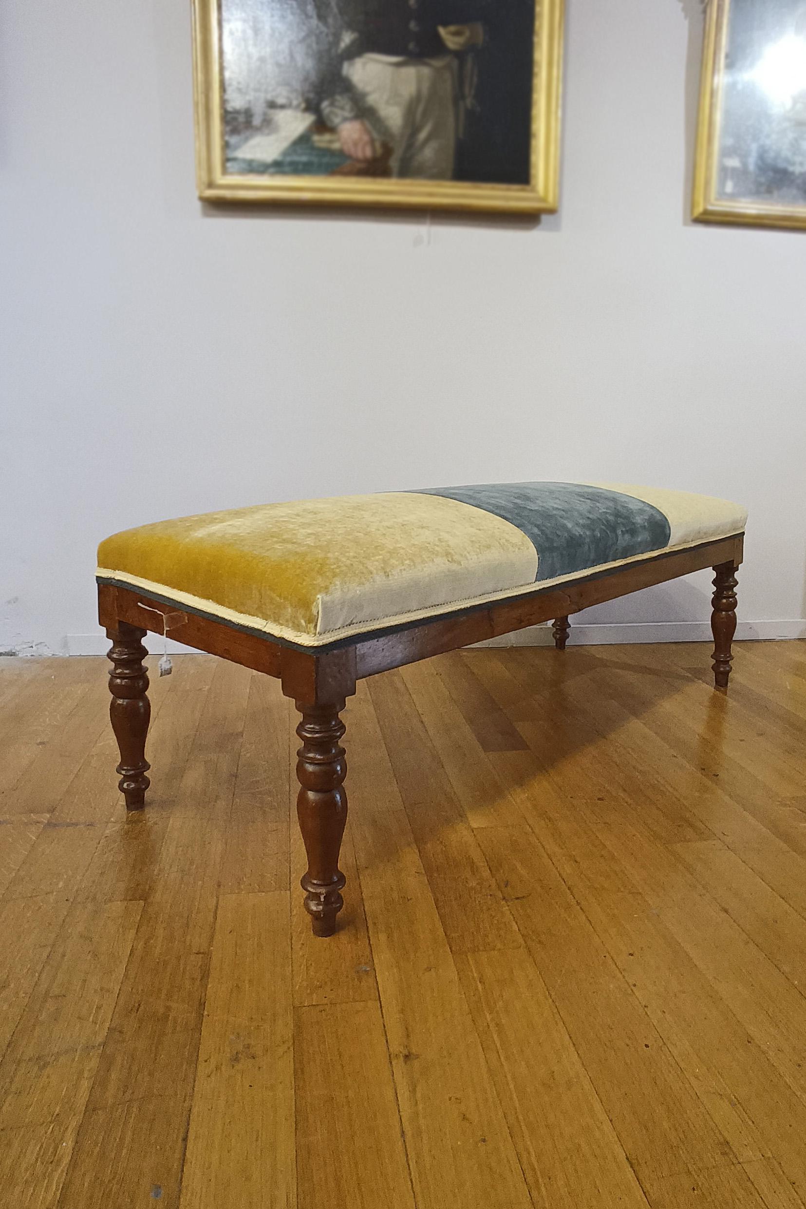 MID-19th CENTURY SMALL WALNUT BENCH (Stoff) im Angebot