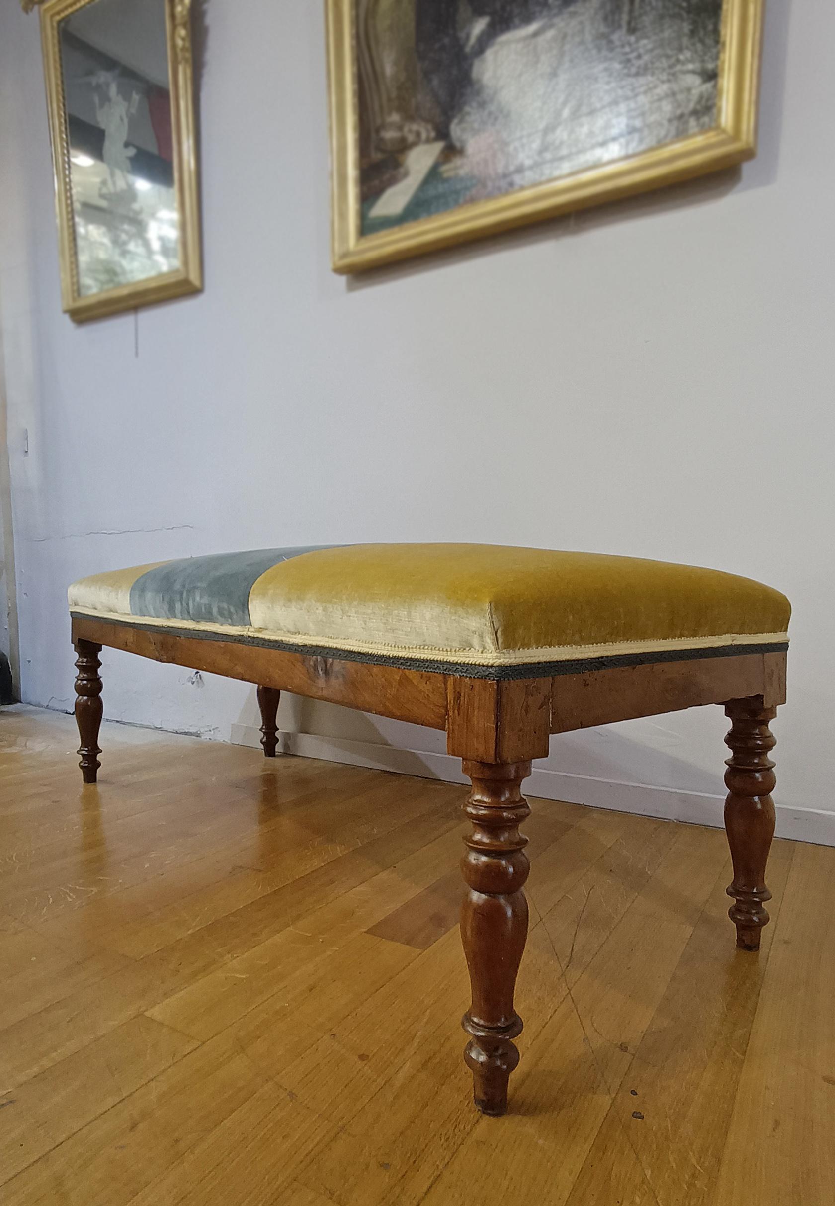 MID-19th CENTURY SMALL WALNUT BENCH (Italian) im Angebot