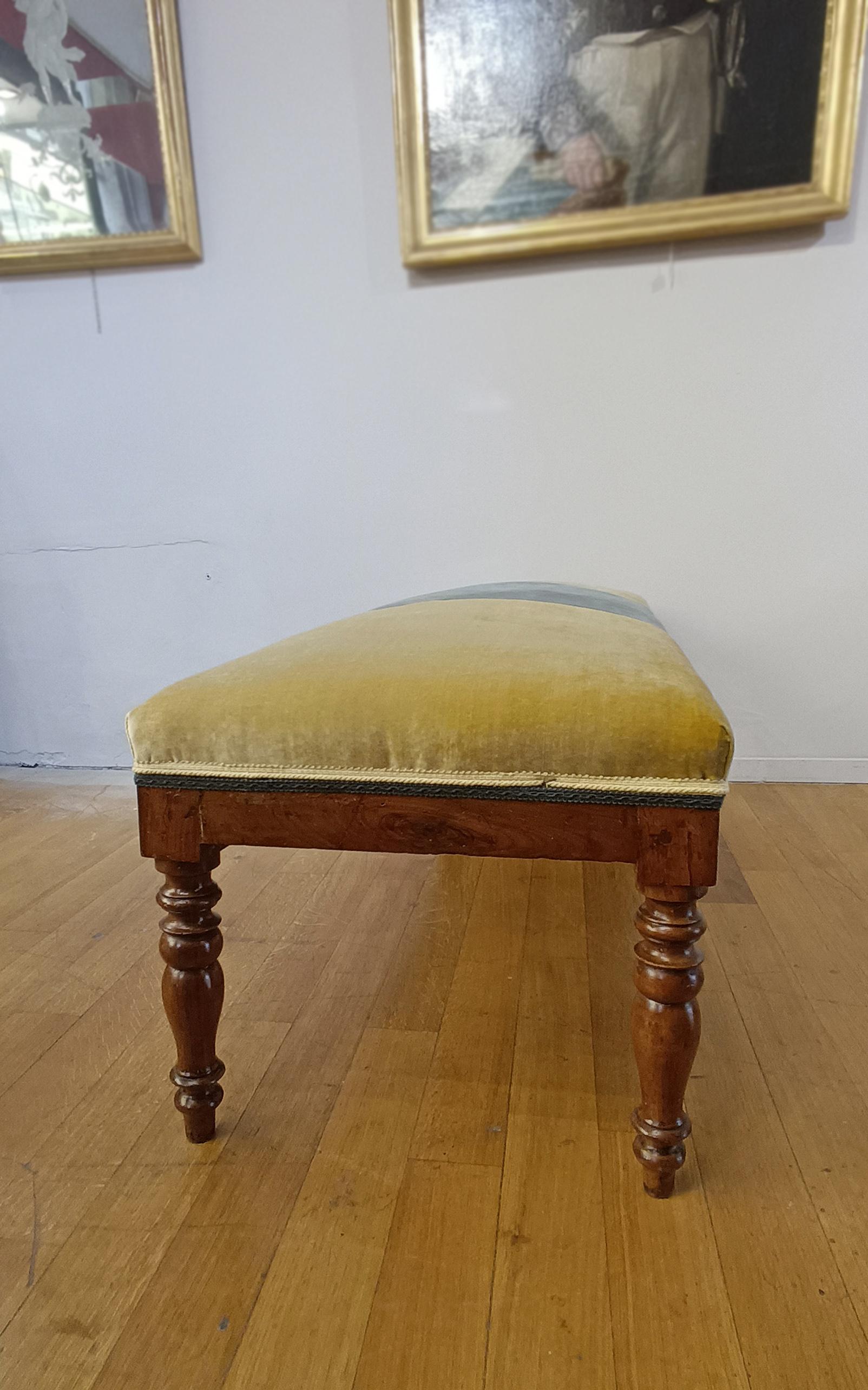 MID-19th CENTURY SMALL WALNUT BENCH (Handgeschnitzt) im Angebot
