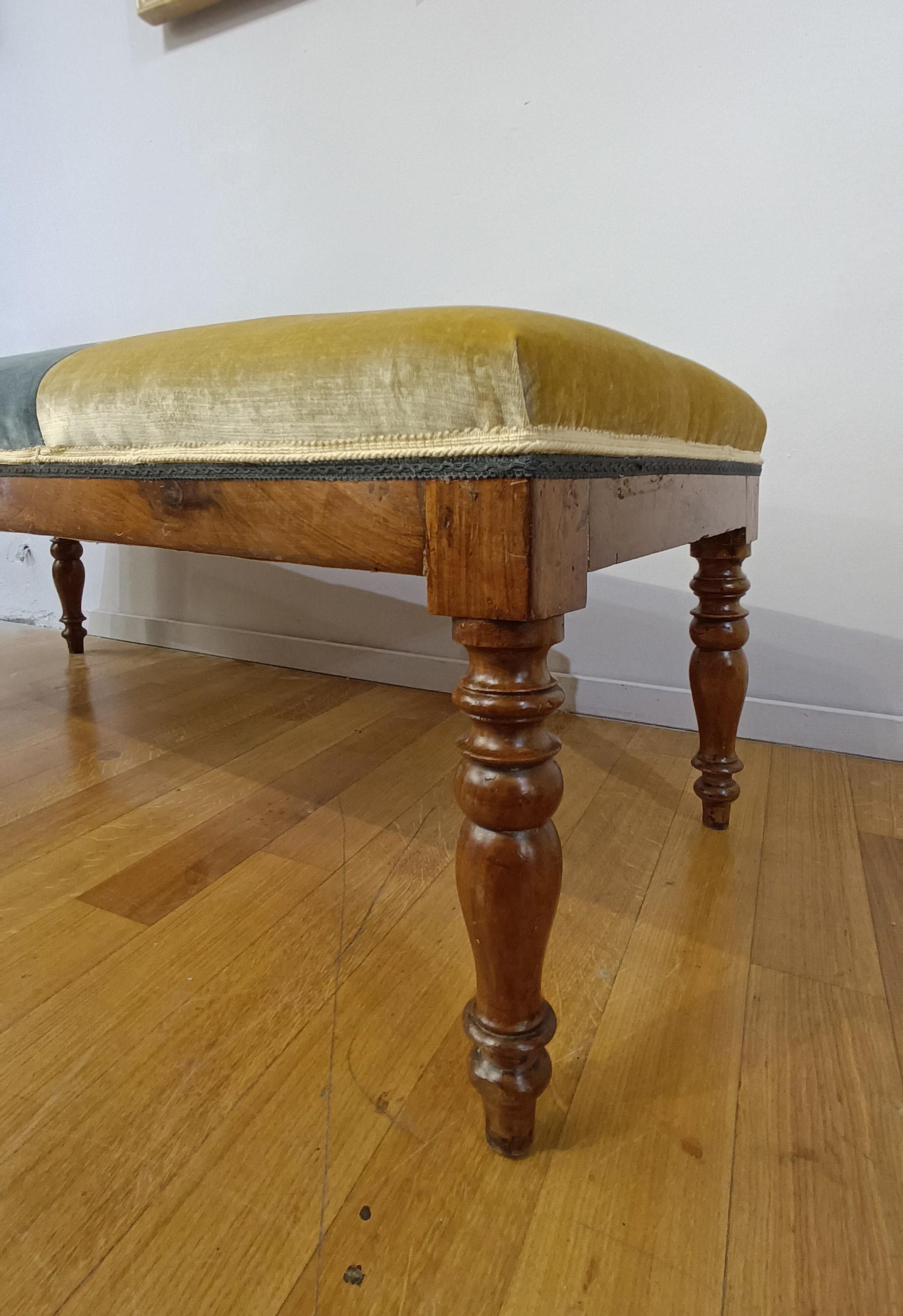 MID-19th CENTURY SMALL WALNUT BENCH (19th Century) im Angebot