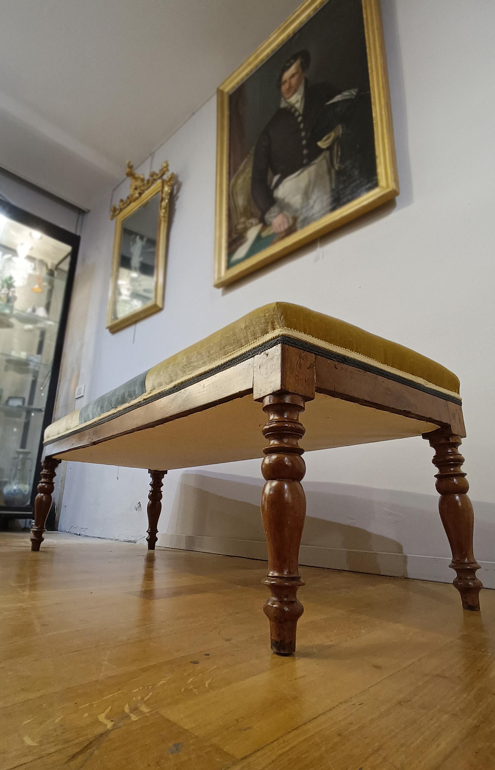 MID-19th CENTURY SMALL WALNUT BENCH im Angebot 3