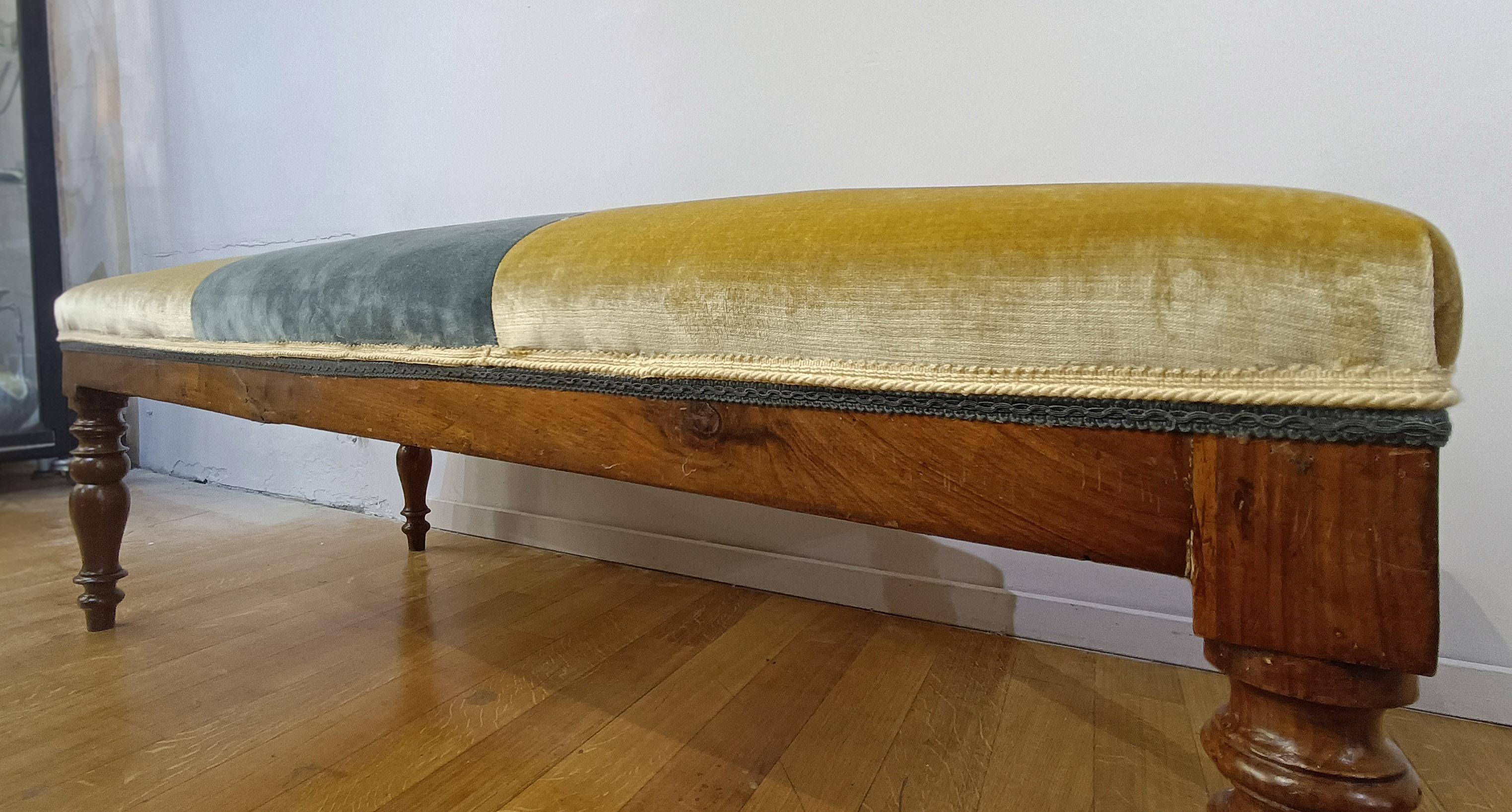 MID-19th CENTURY SMALL WALNUT BENCH im Angebot 2