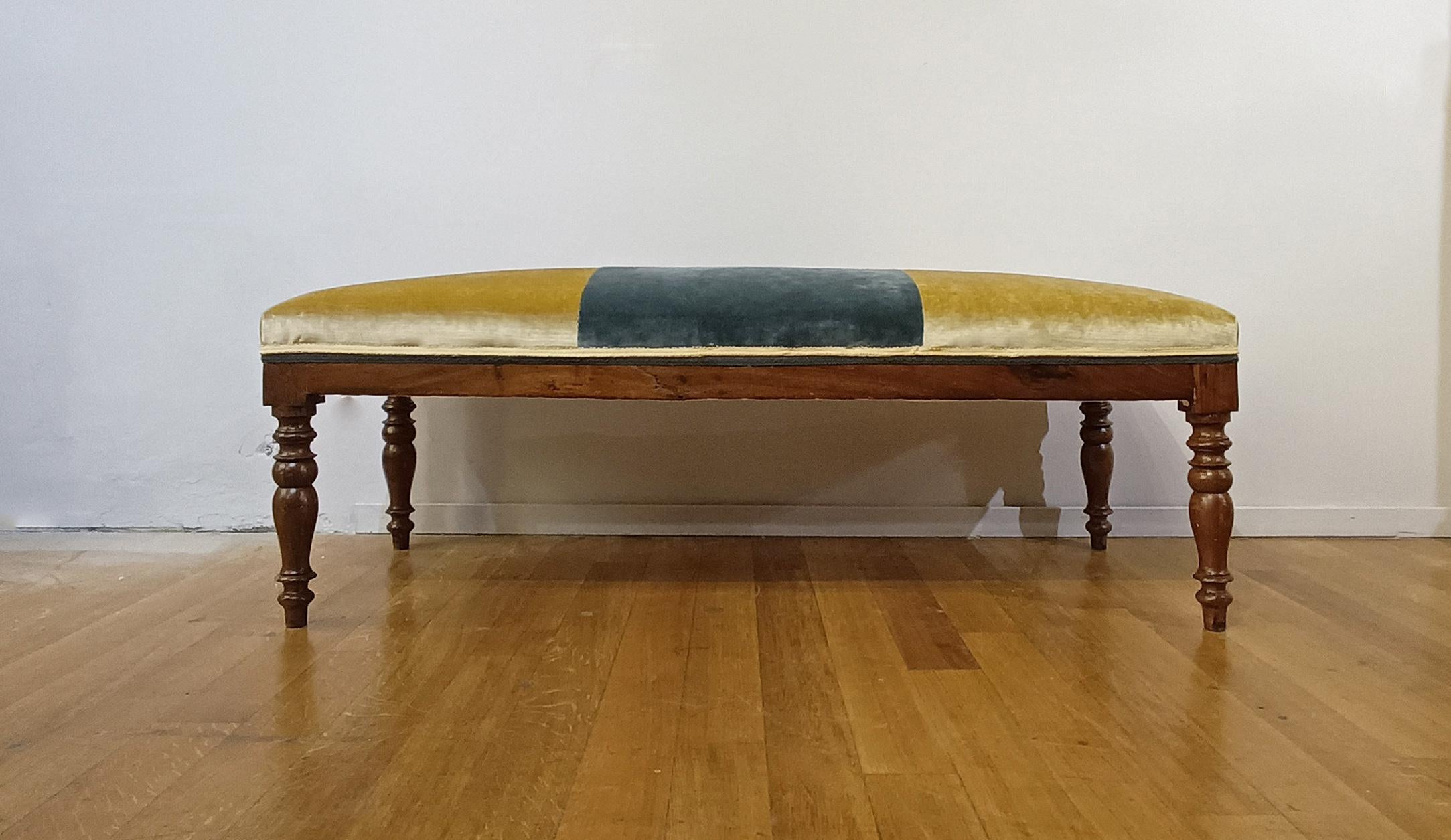 MID-19th CENTURY SMALL WALNUT BENCH im Angebot 1