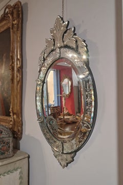 MIROIR EN CRISTAL À BORD BISEAUTÉ, MILIEU DU XIXe SIÈCLE