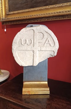 PLAQUE EN MARBRE DU MILIEU DU XVIIe SIÈCLE ORNÉE D'UN CHRISMON