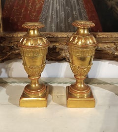 PAIRE DE CHANDELIERS NÉOCLASSIQUES DORÉS DE LA FIN DU XVIIIe SIÈCLE