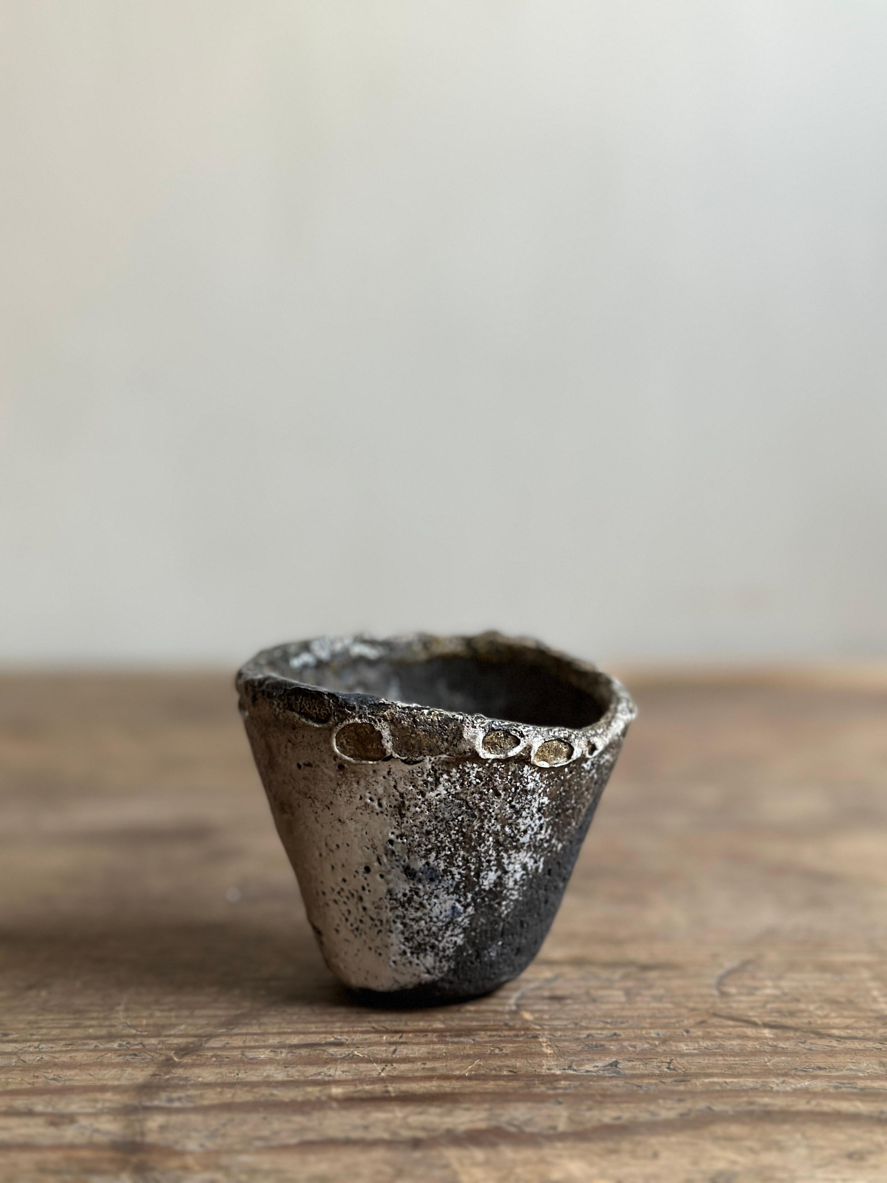 Grès porcellanato Piccolo vaso Wabi Sabi, seconda parte del XX secolo in vendita