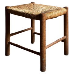 Piccolo sgabello intrecciato alla maniera di Charlotte Perriand, Francia, anni '50