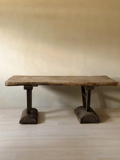 Una mesa consola primitiva de estilo wabi-sabi con patas en forma de bloque, Noruega, hacia el siglo XVIII